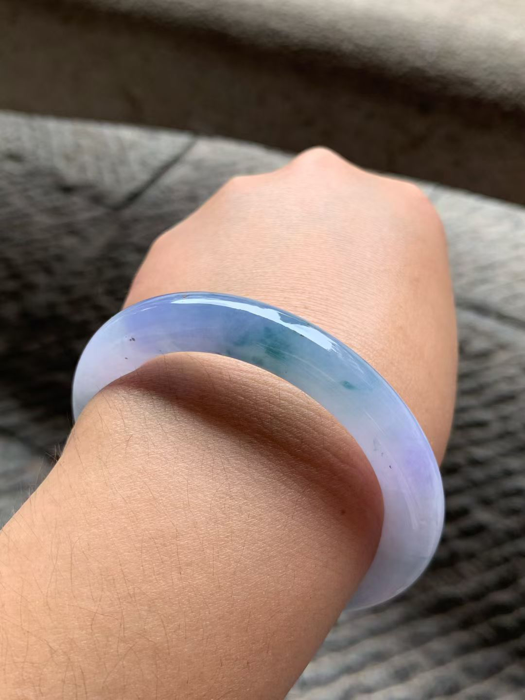 浓郁紫罗兰飘花圆条手镯尺寸54*10*10 种质细腻，水润光泽，紫色浓郁，蓝花灵动飘逸，上手贵气显眼，微细纹，一处黄点！