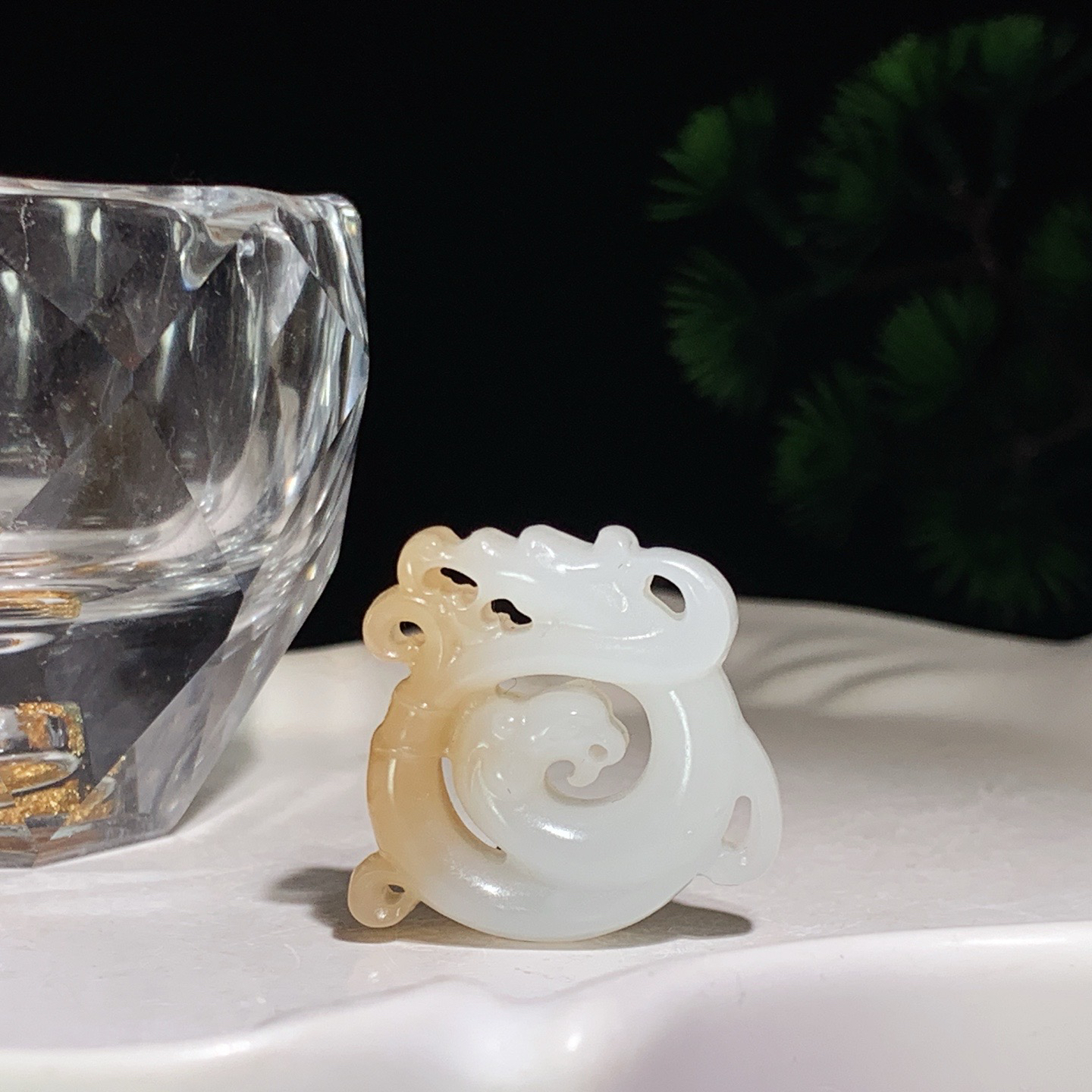 新疆且末糖仿古龙凤挂件。尺寸27/27/9重10克。玉质细腻油润。手推出油。佩戴高端典雅。lt260410