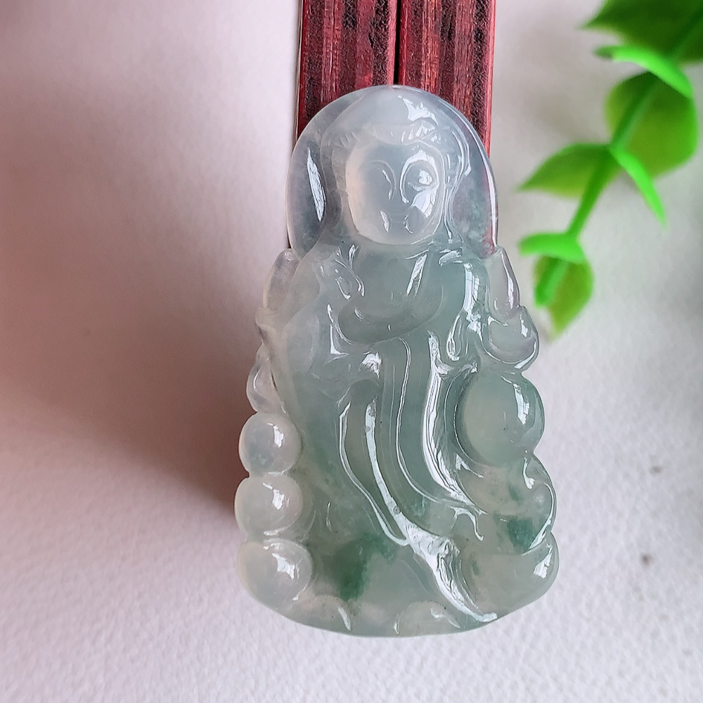 冰润精雕观音吊坠，法相端庄大气，工艺精湛，种色浓郁，细腻饱满冰润，种老水足，收藏佳品，佩戴大气  W