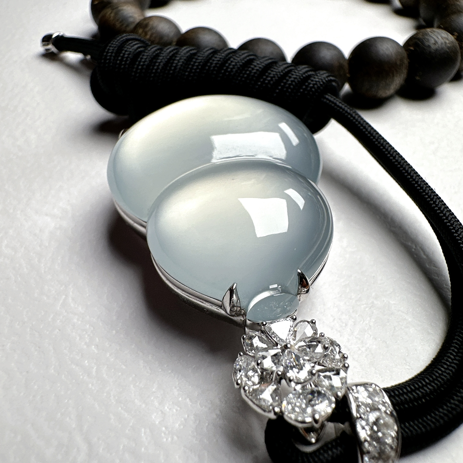 【玻璃种大葫芦吊坠】质地细腻清爽，荧光感强烈，荧光感强烈，饱满圆润，18K金钻镶嵌，裸石尺寸34.5*26.2*9.2毫米