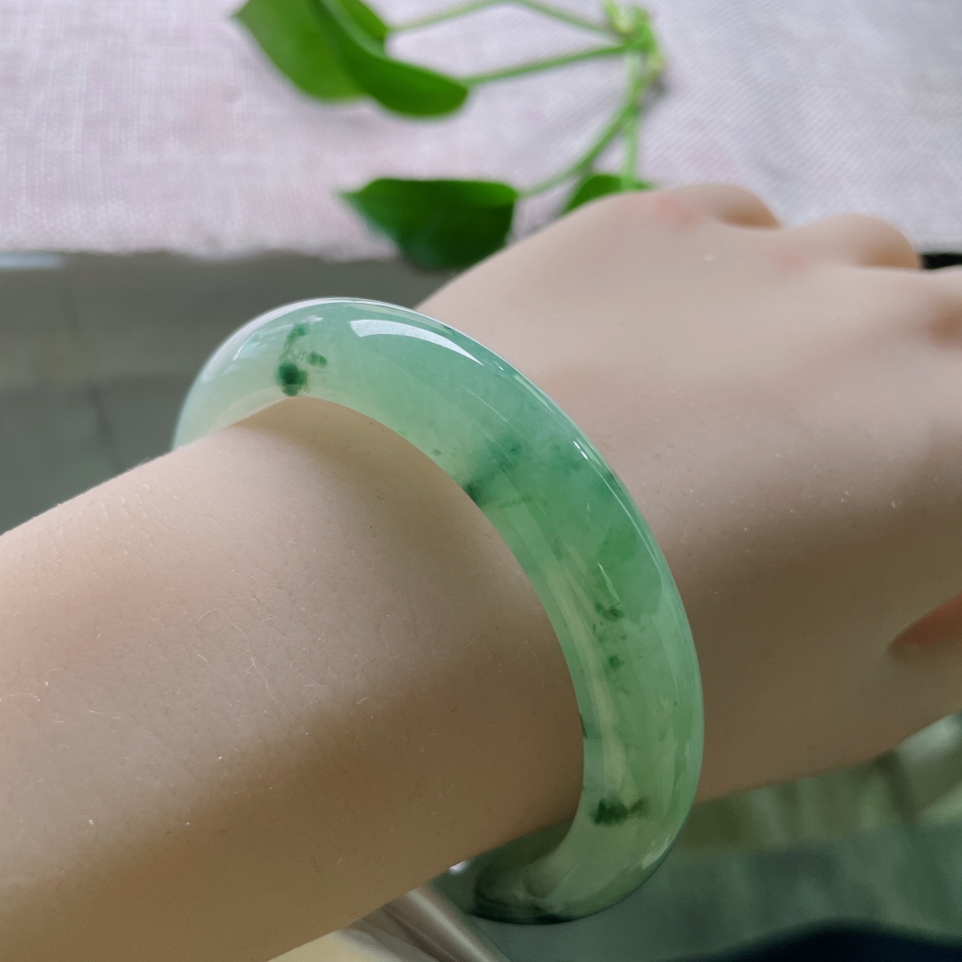 54.8/12/8.2，飘花正圈，花色分布疏密有致，如晴空薄雾，衬花如游鱼。一点皮纹，ss50031a