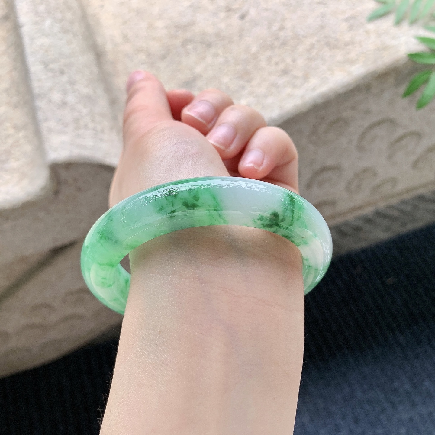 正圈57 58【圈口】58.8/12.6/10【编码】A3041130【描述】冰糯绿花，水润，种老，细腻，无纹裂