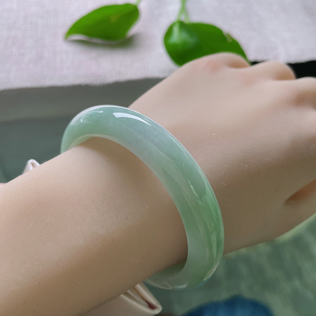 55/11.8/8.5，浅绿底正圈，颜色淡雅，清丽脱俗，细润，一点皮纹，ss50224a