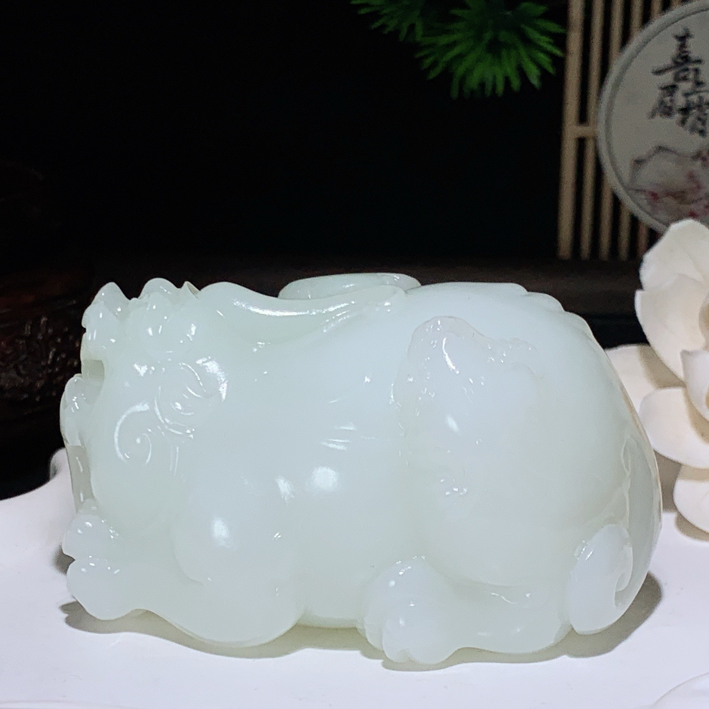 新疆和田玉羊脂白翠青招财进宝携子上朝貔貅把件 尺寸74/52/43重254
.5克。玉质细腻油润。手推出油。佩戴高端典雅。lt260410