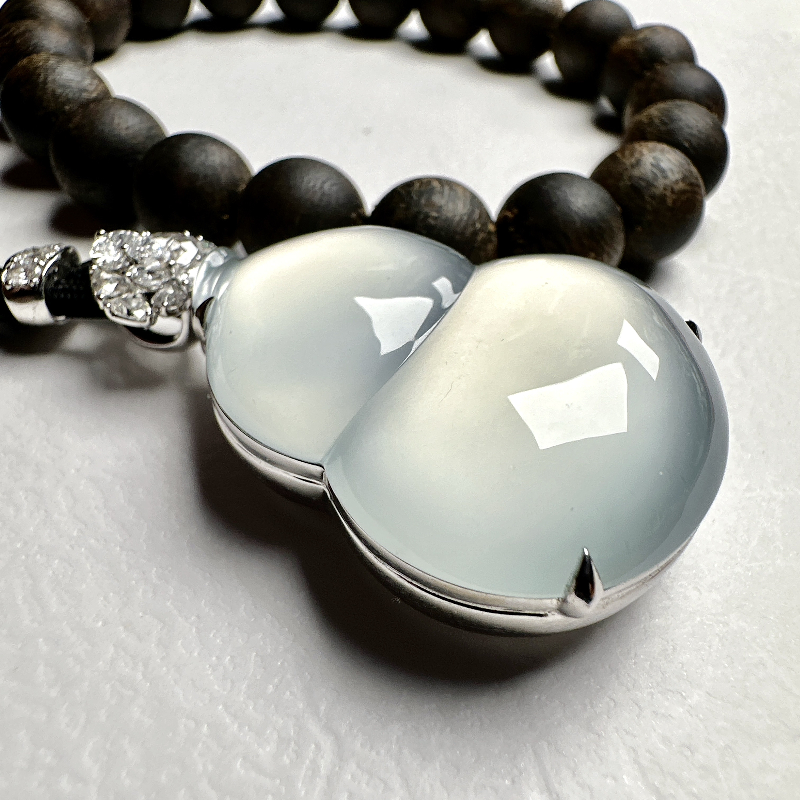 【玻璃种大葫芦吊坠】质地细腻清爽，荧光感强烈，荧光感强烈，饱满圆润，18K金钻镶嵌，裸石尺寸34.5*26.2*9.2毫米