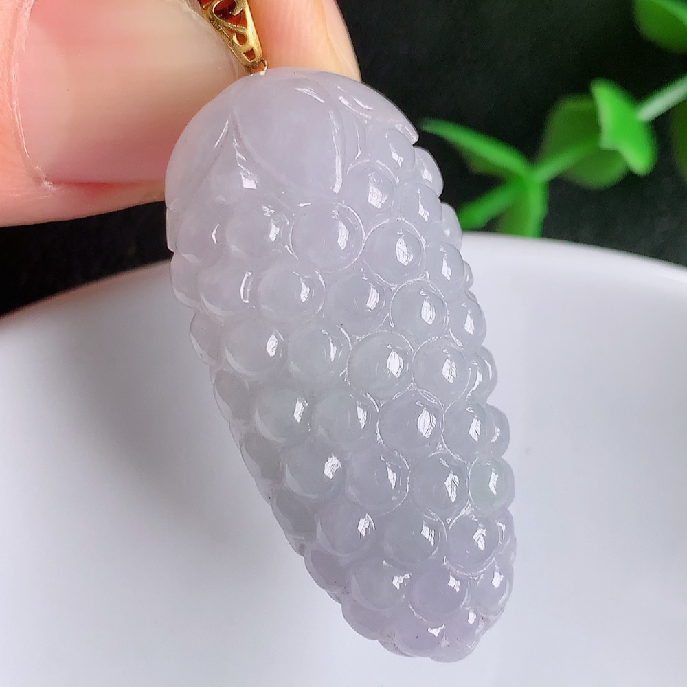 18k金扣自然光实拍，老坑紫罗兰多子多福吊坠，玉质细腻起胶，立体雕工精湛，色泽鲜艳，种老水足，饱满厚装，佩戴大气上档次！W01.8  尺寸：37.8-18-9mm