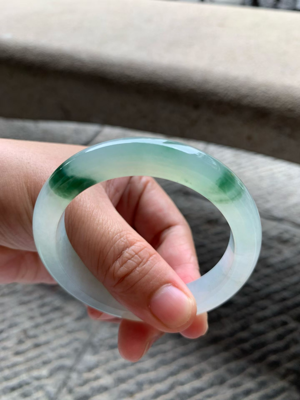 飘绿花正圈手镯尺寸54.5*11*8.5 老种通透，纯净细腻，胶润水足，绿花鲜亮有活力！