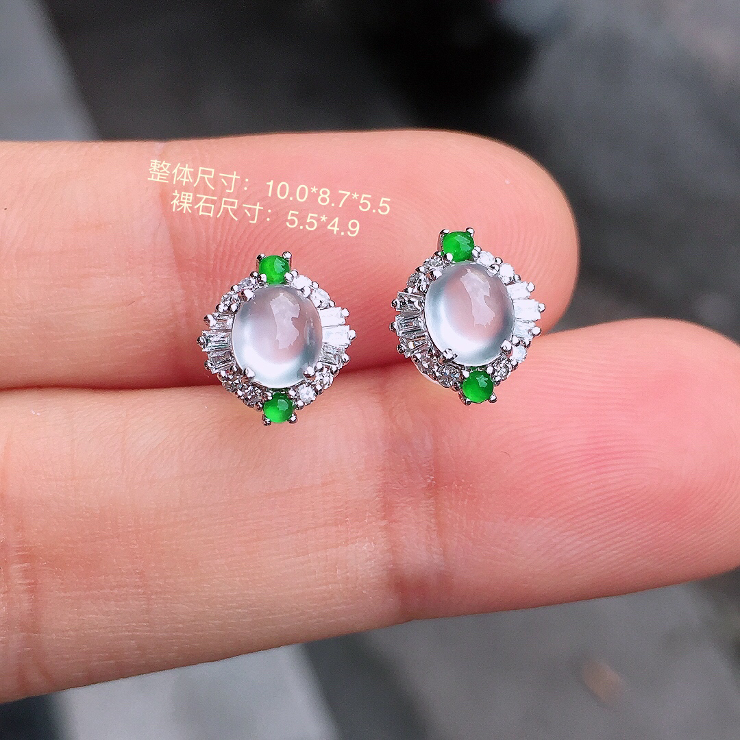 玻璃种蛋面耳钉，玉质细腻，荧光感超
强，饱满圆润，尽显优雅气质，18k
金豪华镶嵌