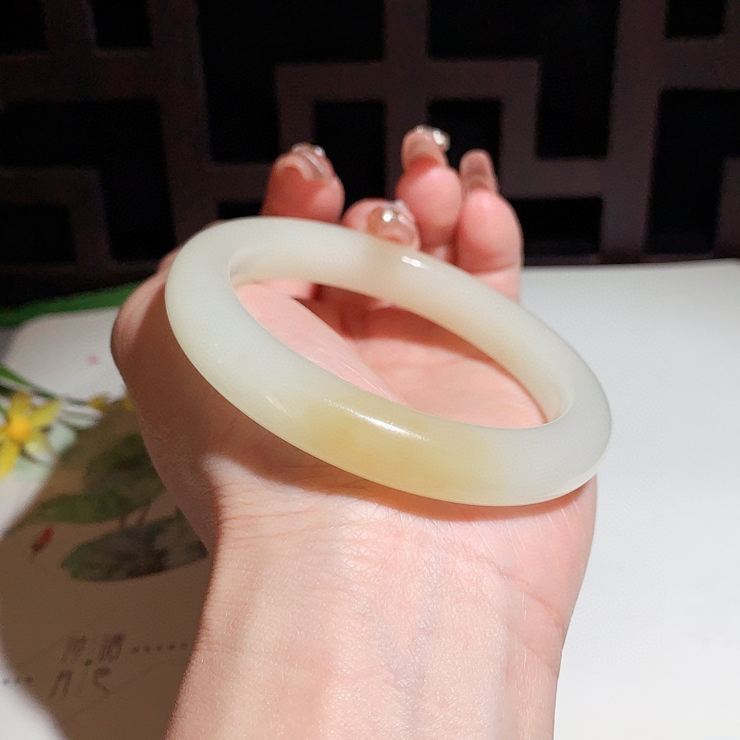 和田玉57.5圈口且末糖手镯！玉质细腻油润 底色纯净 无裂无黑 脂粉好，品质高。