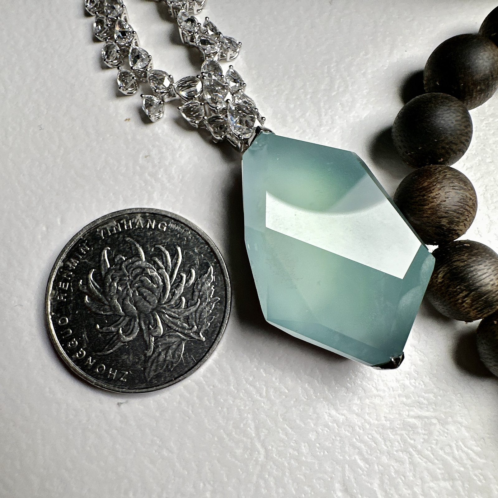 【冰种天空蓝随形吊坠】质地非常细腻干净，冰润十足，种老冰透，收藏品质。18k金钻镶嵌，裸石尺寸33*21*9.8毫米