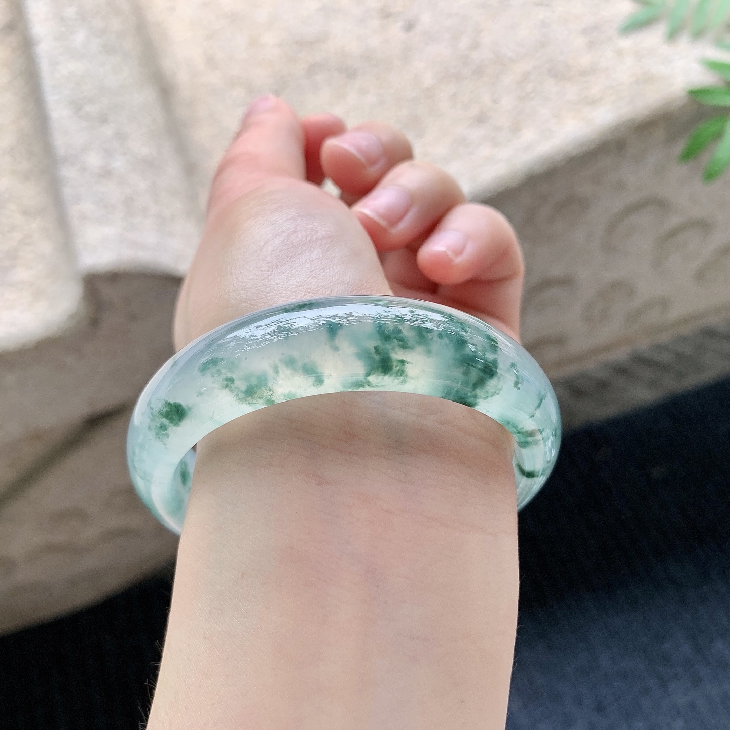 正圈54 55 【圈口】55.7/15.3/7.7 【编码】GH041145 【描述】冰种飘花，清透，水润，种老，细腻，无纹裂