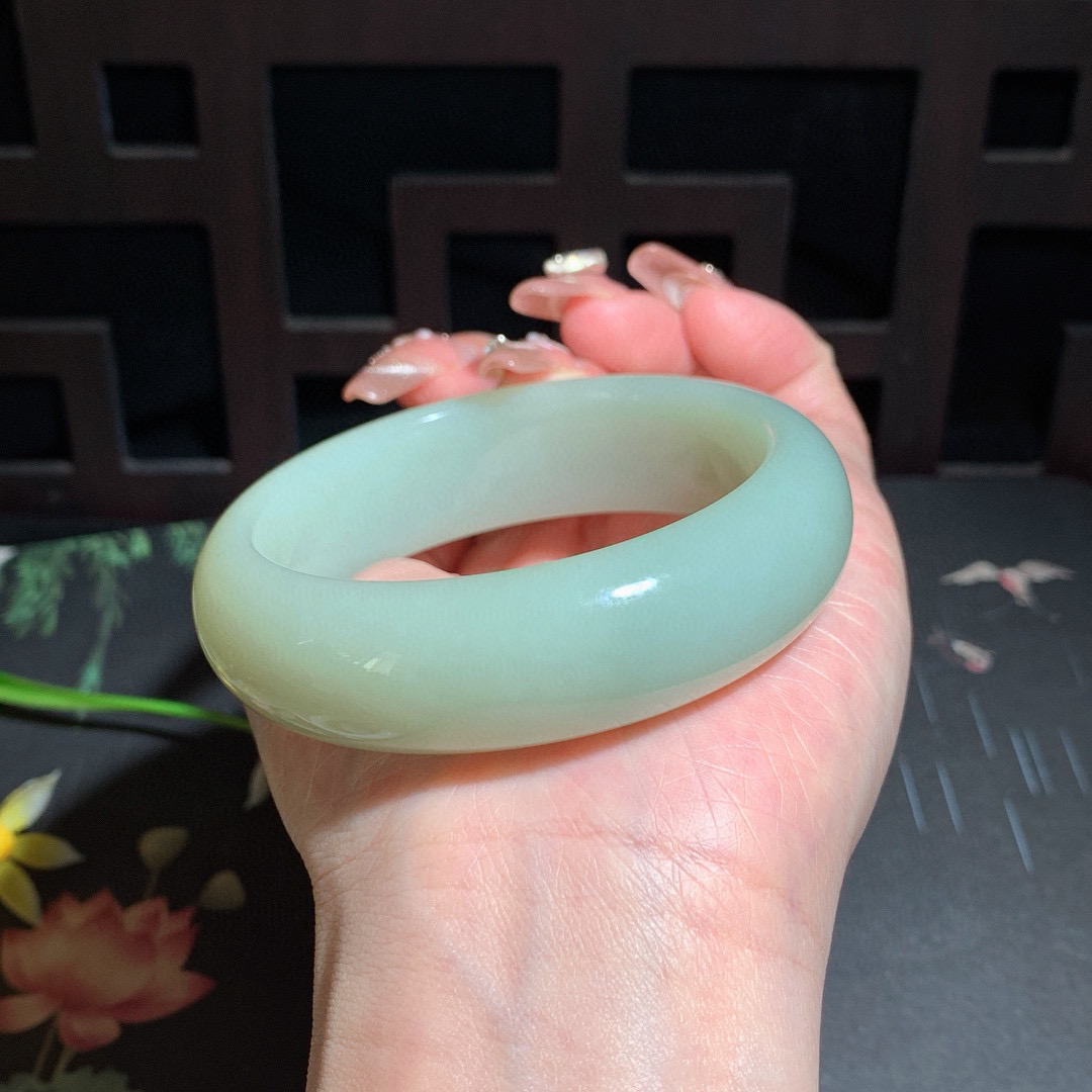 和田玉58圈口且末蓝宽版手镯！玉质细腻油润 底色纯净 无裂无杂 脂粉好，品质好！