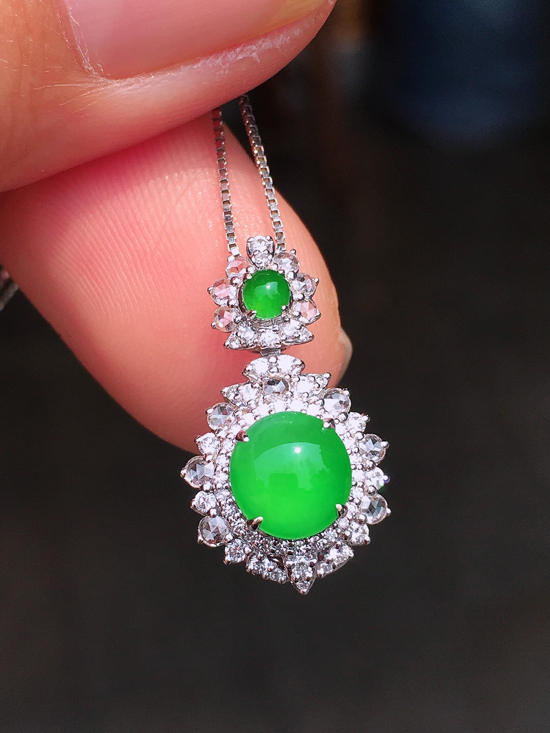 阳绿蛋面吊坠，色泽均匀艳丽，玉质细腻，荧光感超
强，饱满圆润，尽显优雅气质，18k
金豪华镶嵌