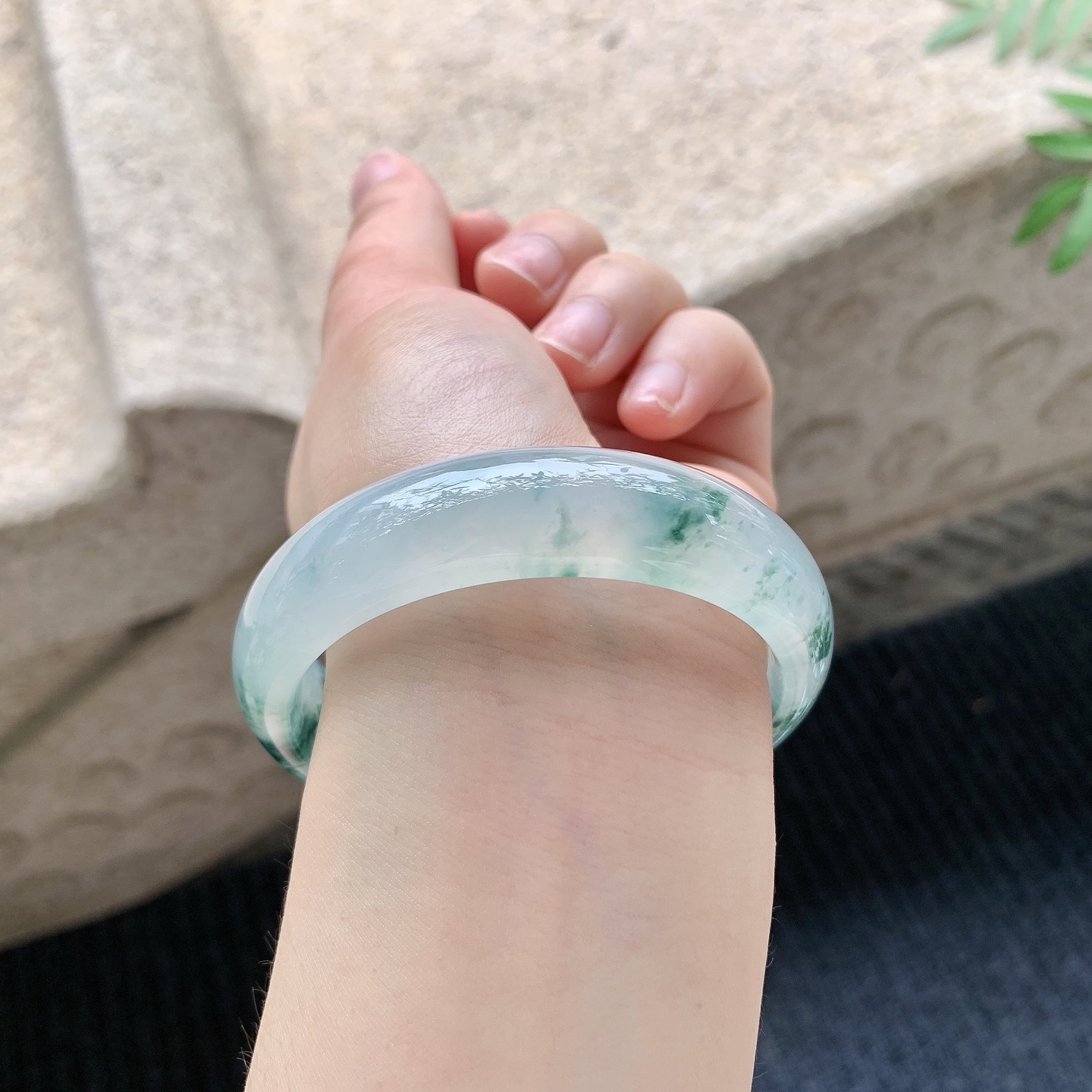 正圈54 55 【圈口】55.7/15.3/7.7 【编码】GH041145 【描述】冰种飘花，清透，水润，种老，细腻，无纹裂