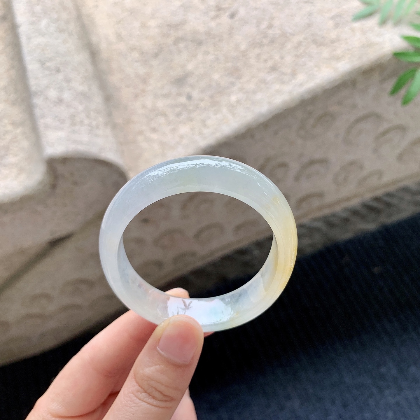 贵妃52 53 【圈口】53.3/46.8/12.5/6.3 【编码】HJ041109 【描述】糯冰飘黄翡，水润，种老，细腻，无纹裂