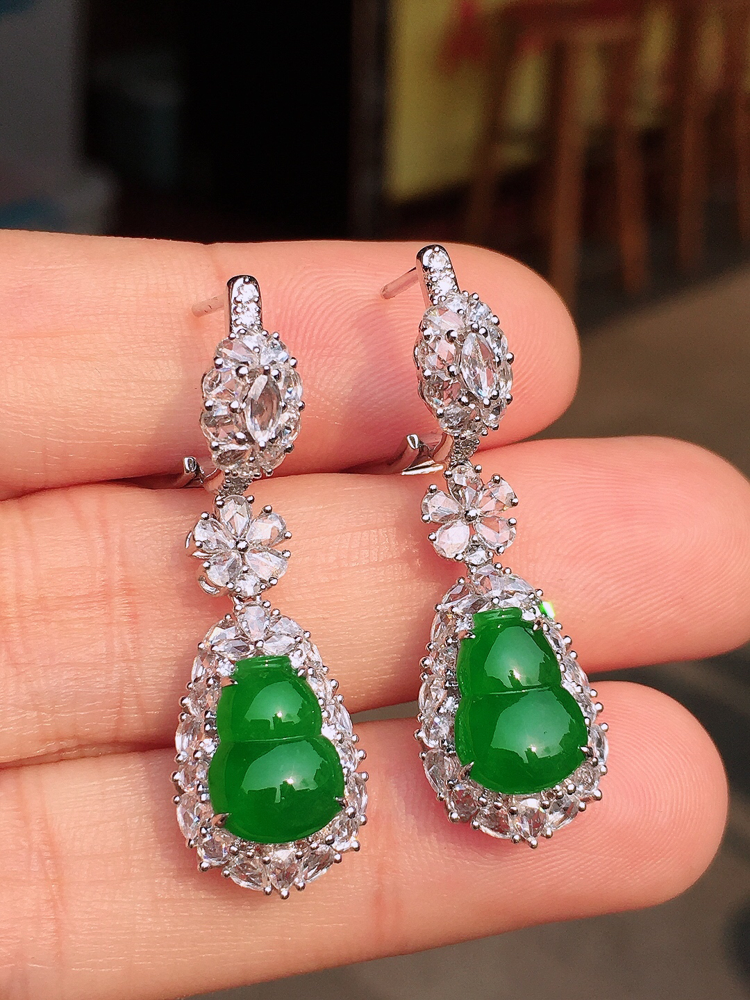 辣绿葫芦耳坠，色泽均匀艳丽，玉质细腻，荧光感超
强，饱满圆润，尽显优雅气质，18k
金豪华镶嵌