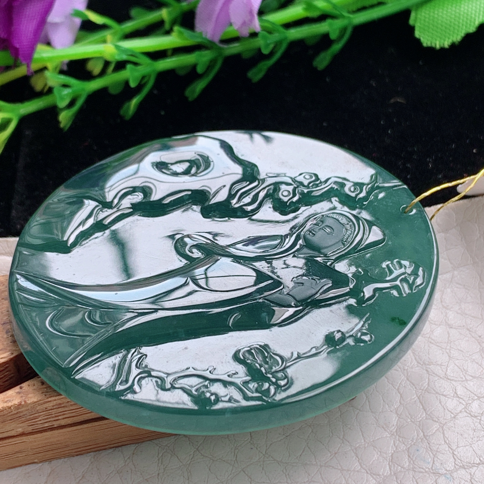 xj实拍55*48.8*6天然翡翠a货冰蓝踏雪寻梅玉吊坠 意境玉挂件