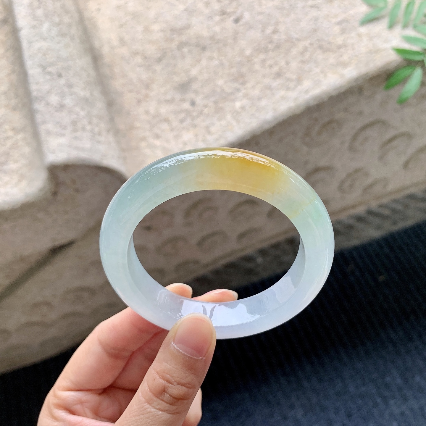 正圈51 52 【圈口】52.5/12/9.2 【编码】QX041113 【描述】冰飘黄翡，清透，水润，种老，细腻，无纹裂