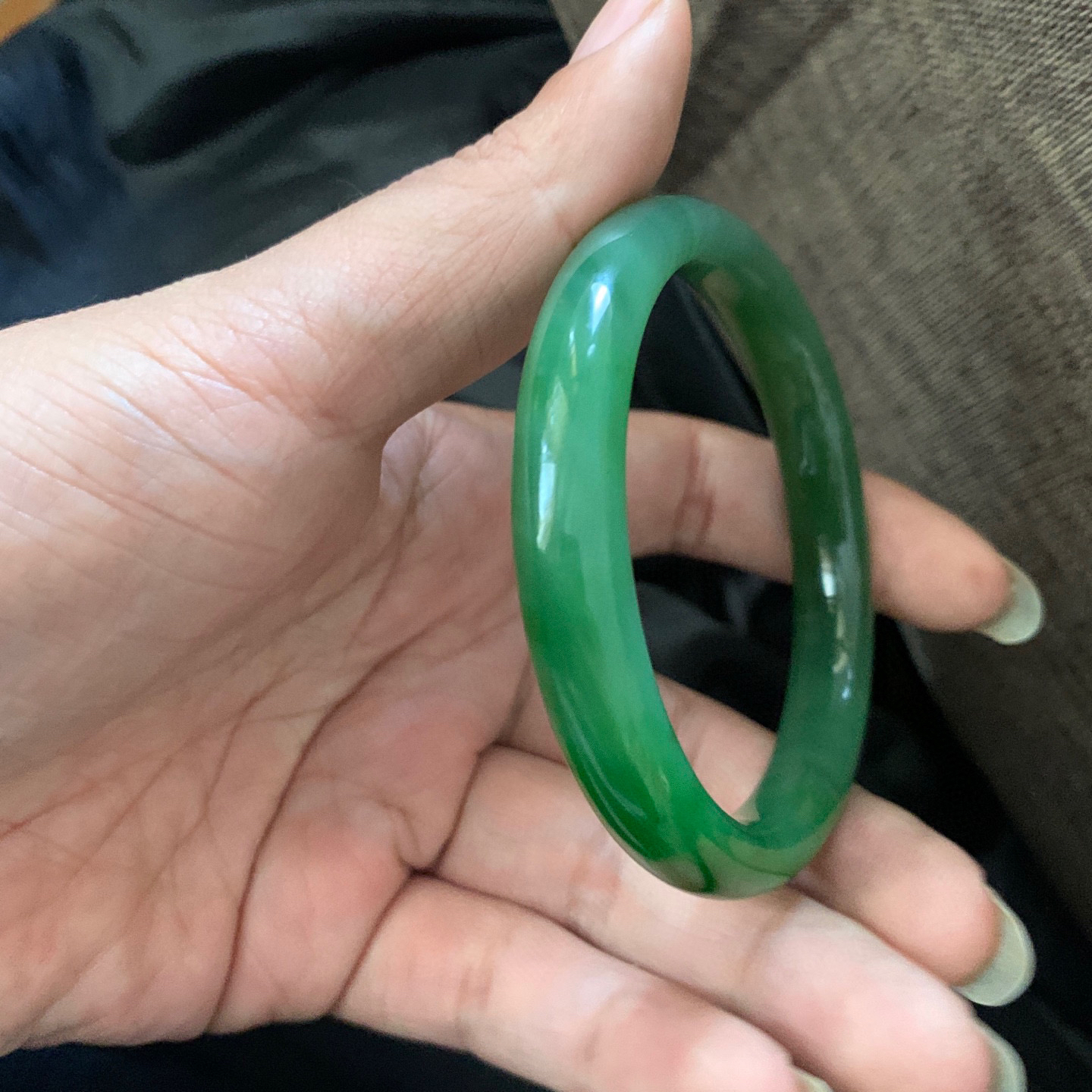 60圈口和田玉碧玉白加阳绿手镯，和田玉60圈口手镯，镯型古朴典雅。在诗情画意的雨巷相遇，你是我腕间的一抹风情，有你眸有深情.清风荡漾湖间静水，我愿俯身低眉，在烟波涟漪处寻