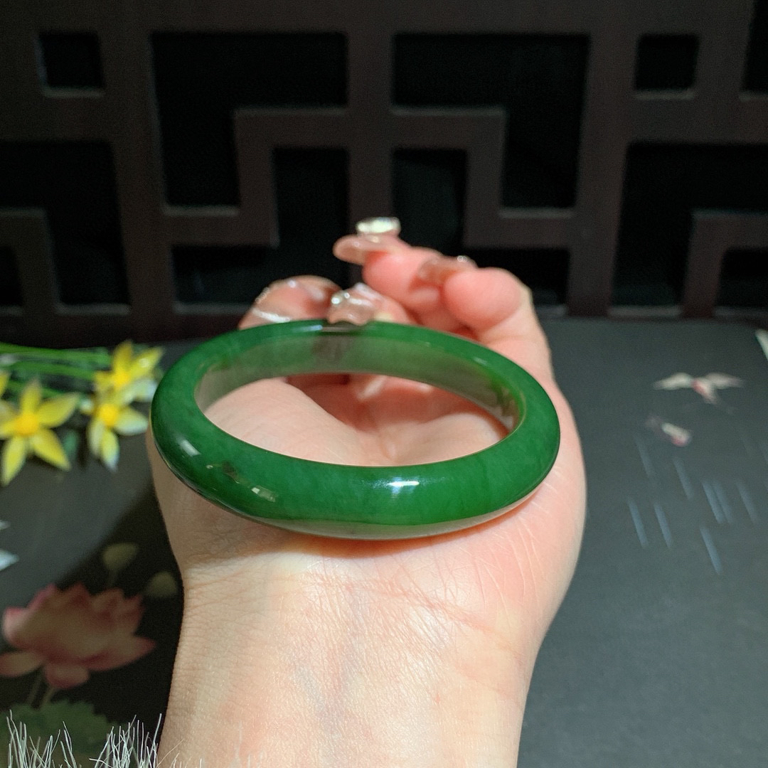 和田玉52.8圈口菠菜绿碧玉手镯！玉质细腻油润 底色纯净 无裂无棉 脂粉好，品质高。