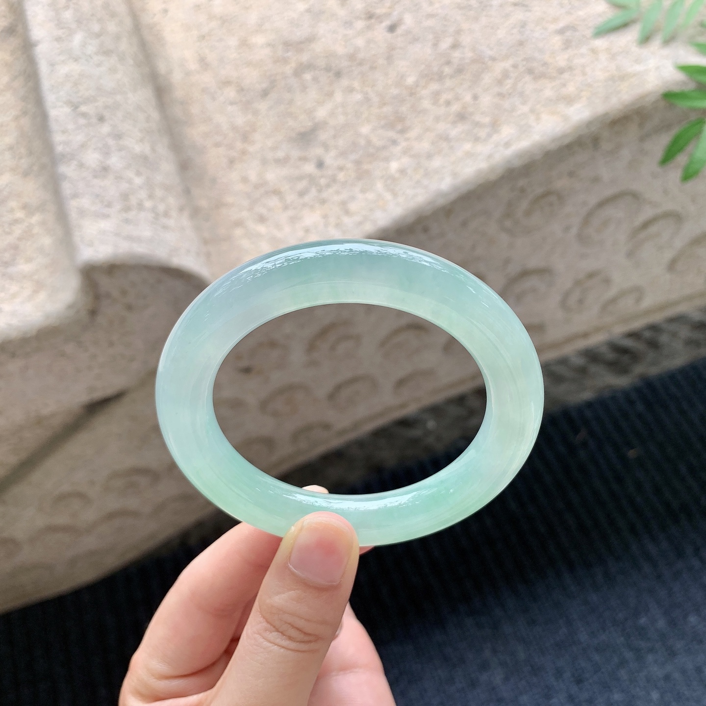 圆条54 55【圈口】55/11.2/11【编码】A2041120【描述】冰糯阳绿，水润，种老，细腻，无纹裂