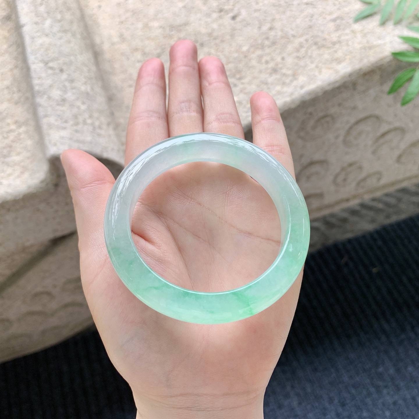 正圈53 54【圈口】54.3/12.6/9【编码】GH041146【描述】冰飘阳绿，清透，水润，种