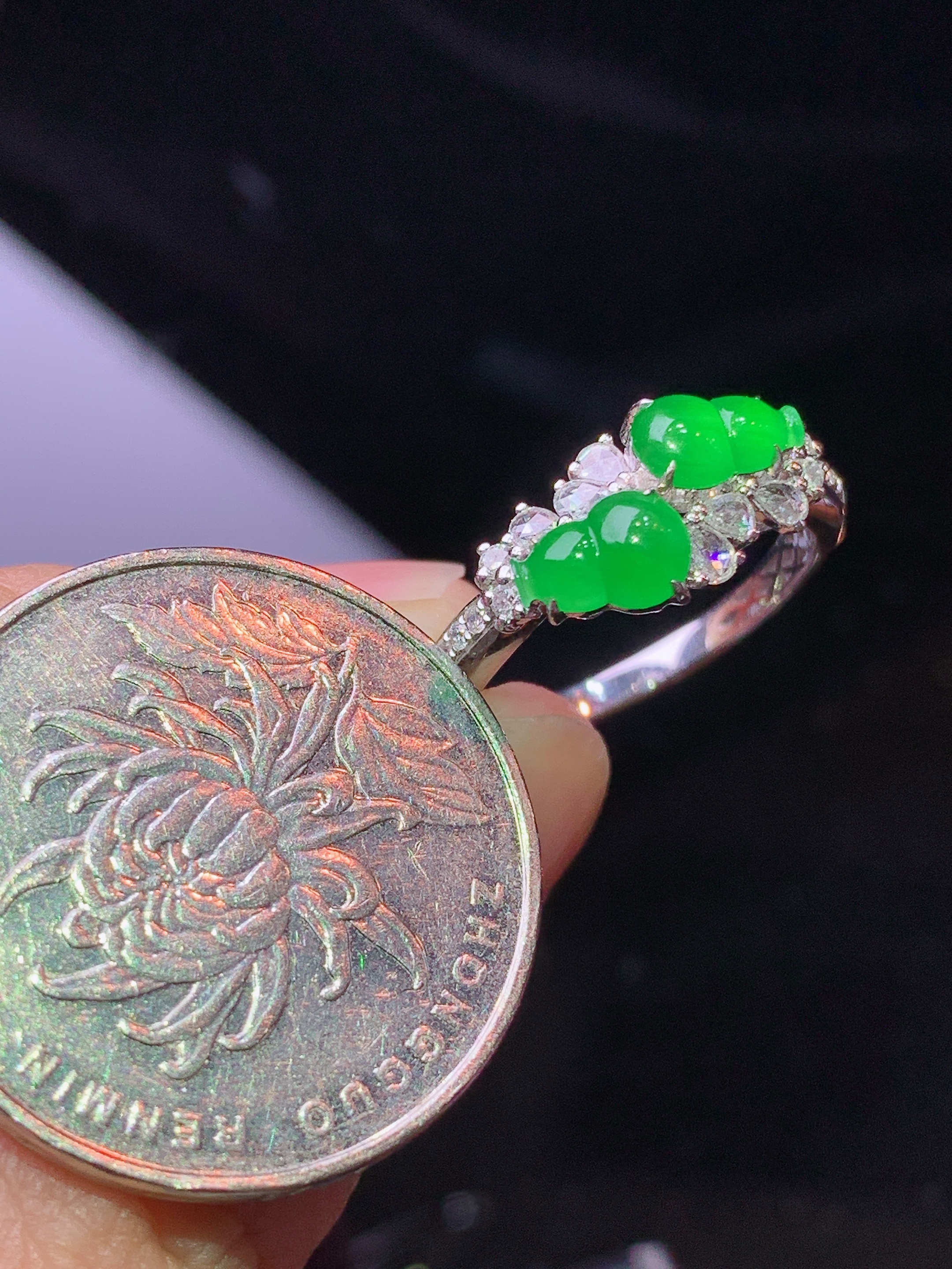 18k金钻镶嵌满绿葫芦戒指 玉质细腻 色泽艳丽清新 水润亮眼 圈口13.5 裸石尺寸6.7*4.5*2.3t3