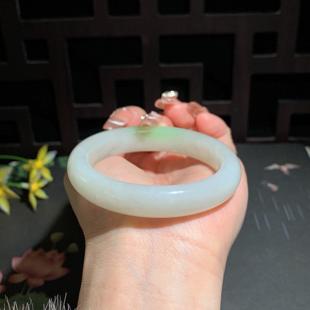 和田玉54.3圈口翠青手镯！玉质细腻油润 底色纯净 无裂无黑 脂粉好，品质