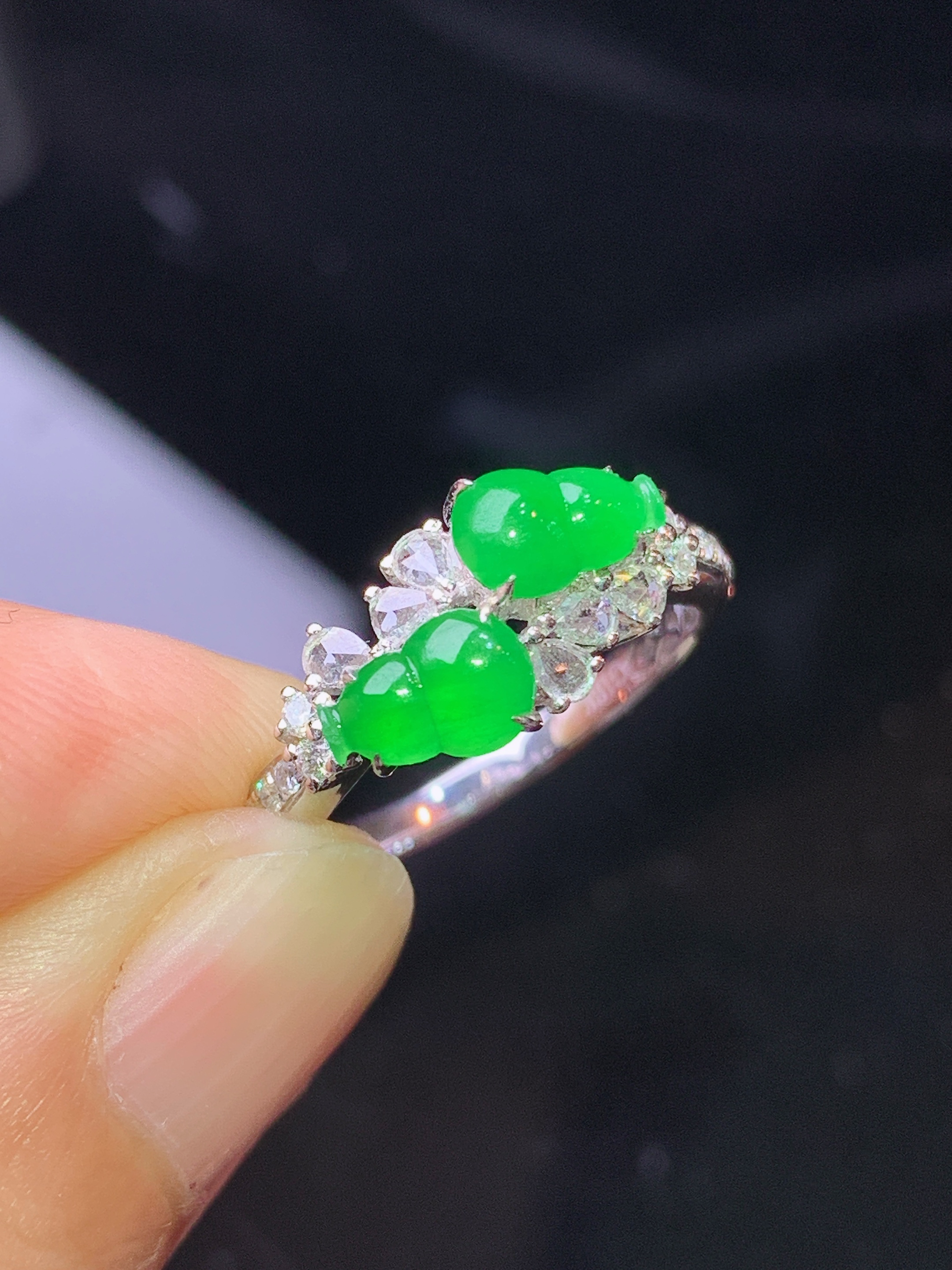 18k金钻镶嵌满绿葫芦戒指 玉质细腻 色泽艳丽清新 水润亮眼 圈口13.5 裸石尺寸6.7*4.5*2.3t3