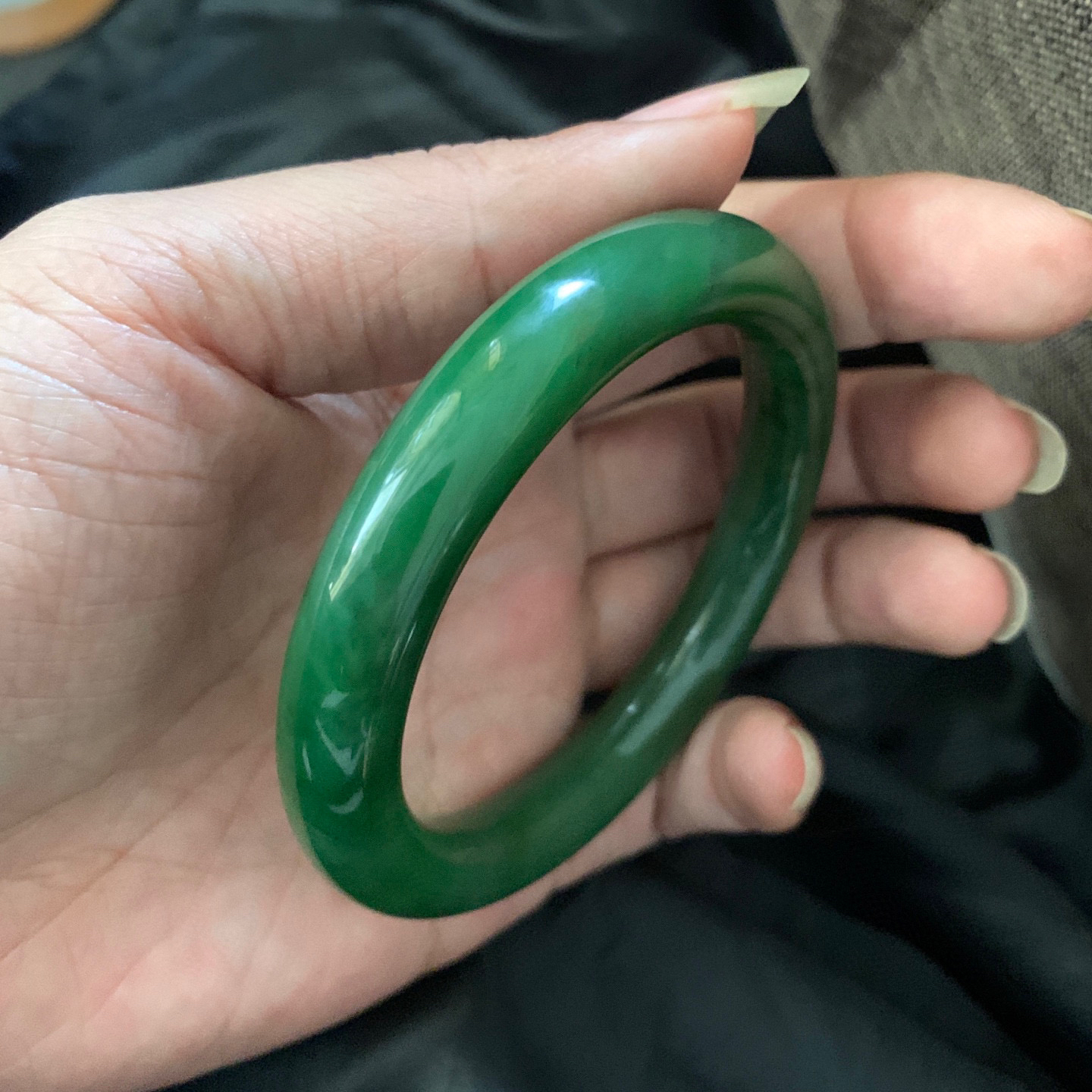 59.8圈口和田玉碧玉菠菜绿圆条手镯，和田玉59.8圈口手镯，镯型古朴典雅。在诗情画意的雨巷相遇，你是我腕间的一抹风情，有你眸有深情.清风荡漾湖间静水，我愿俯身低眉，在烟波涟漪处寻