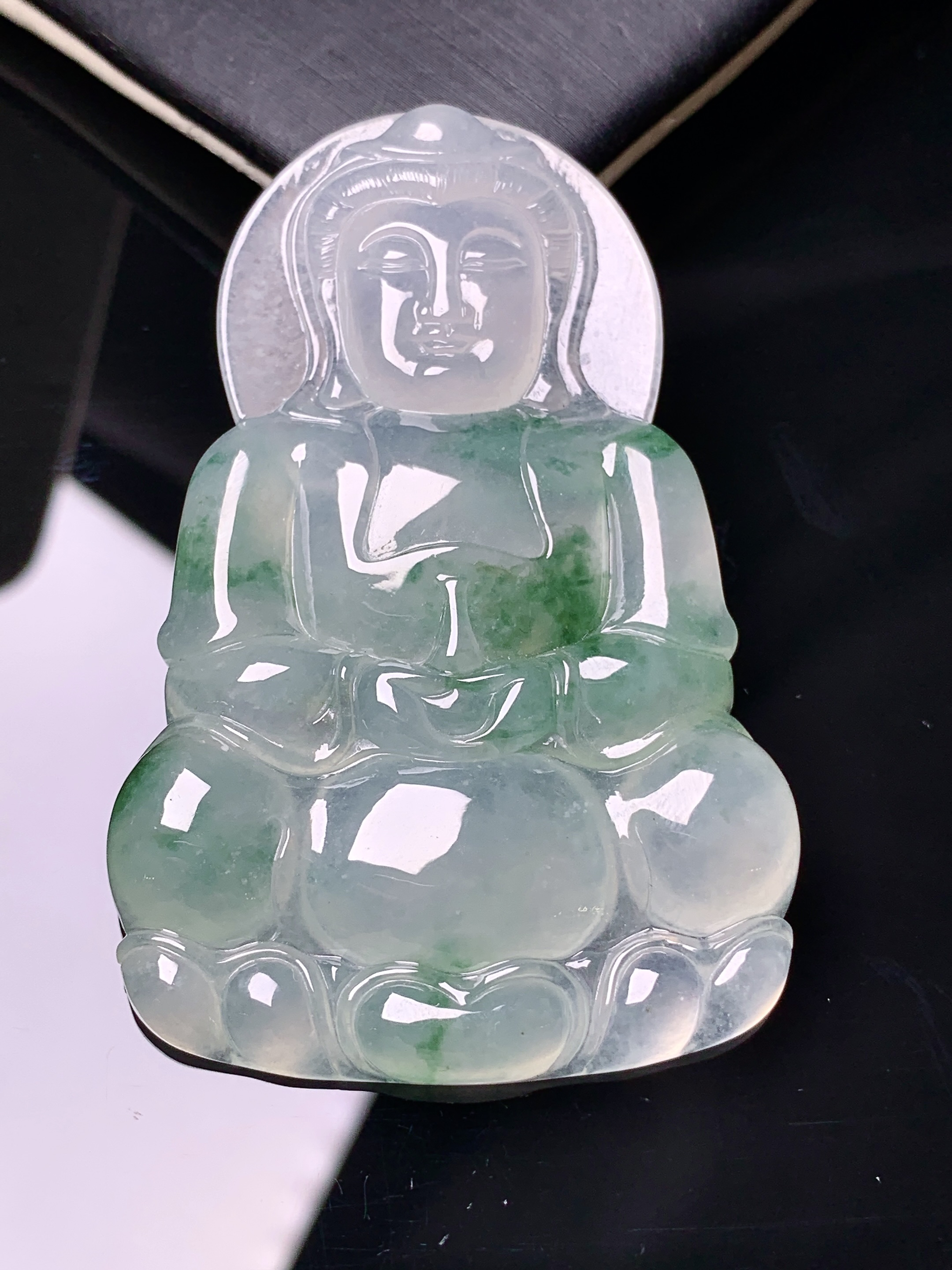 冰种观音菩萨吊坠 玉质细腻 色泽艳丽清新 水润亮眼 整体尺寸60.5*39.8*5.8x1