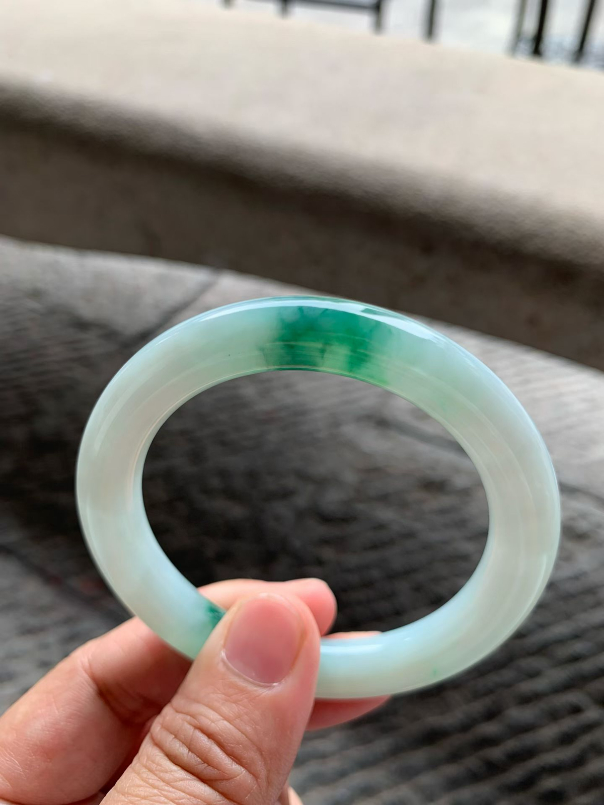 飘绿花圆条手镯尺寸53*9.8*9.5 种质细腻，釉洁水润，花色灵动鲜活，经典耐看