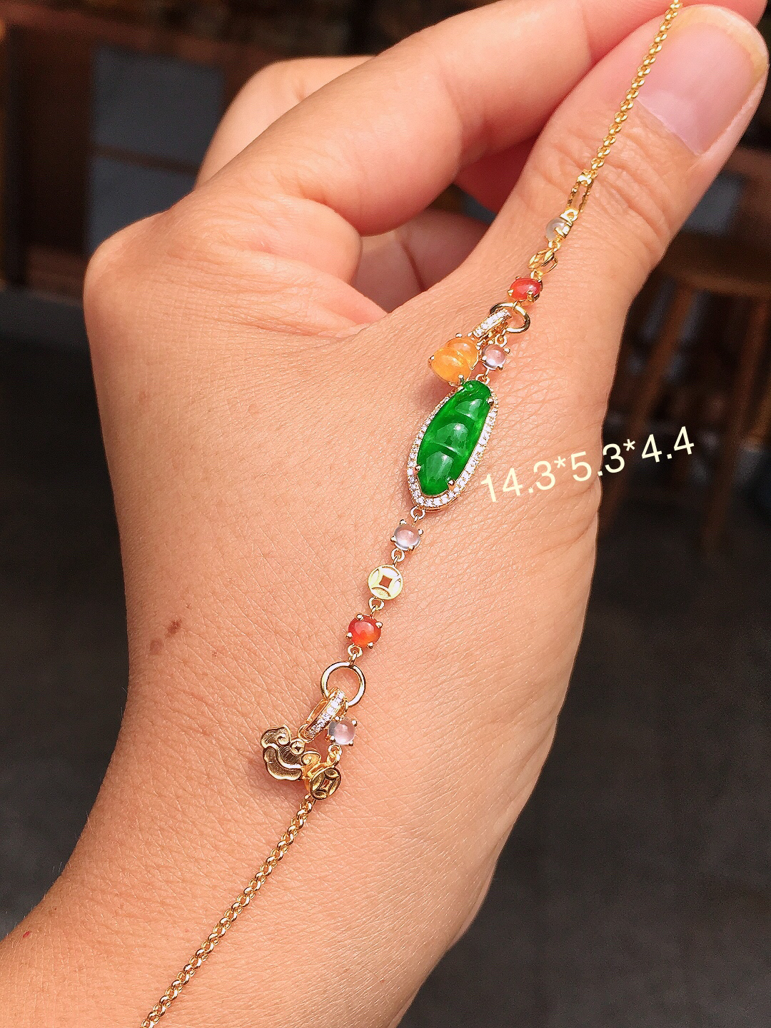 阳绿福豆手链、色泽均匀艳丽，玉质细腻，荧光感超
强，饱满圆润，尽显优雅气质，18k
金豪华镶嵌