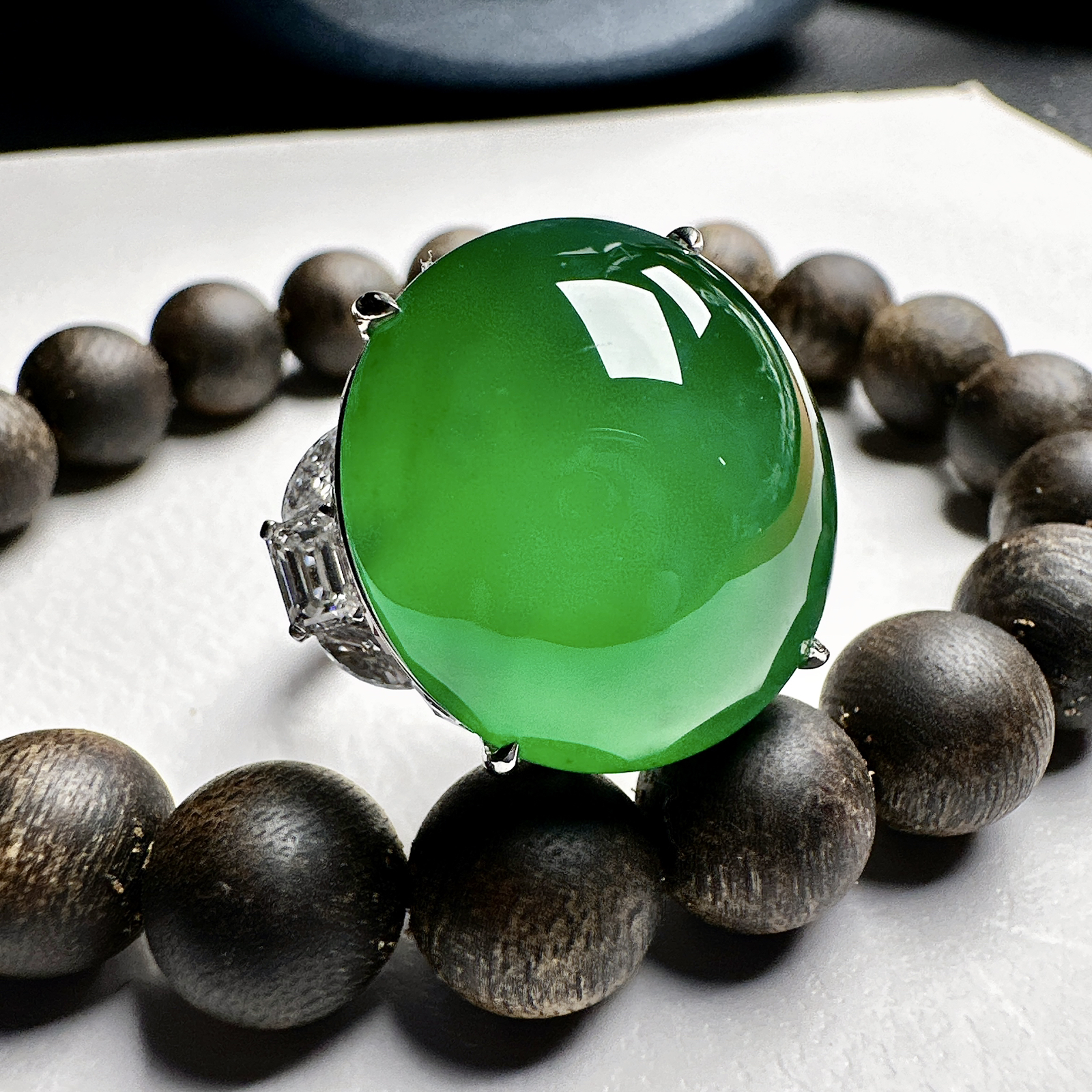 【冰种满绿鸽子蛋戒指】质地细腻，冰感十足，通透闪亮，饱满圆润，纯净度没得说，18k金钻镶嵌，裸石尺寸21.6*20.1*9.6毫米