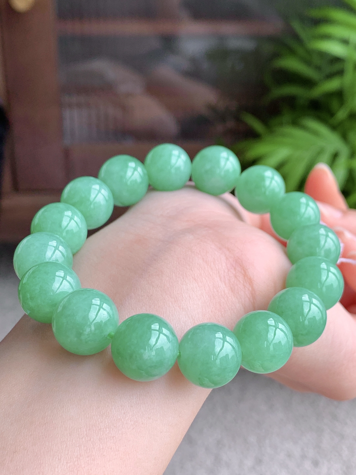 【珠子】冰甜阳绿手串圆珠子手串
【说明】缅料 性价比高  
【尺寸】12.6mm..