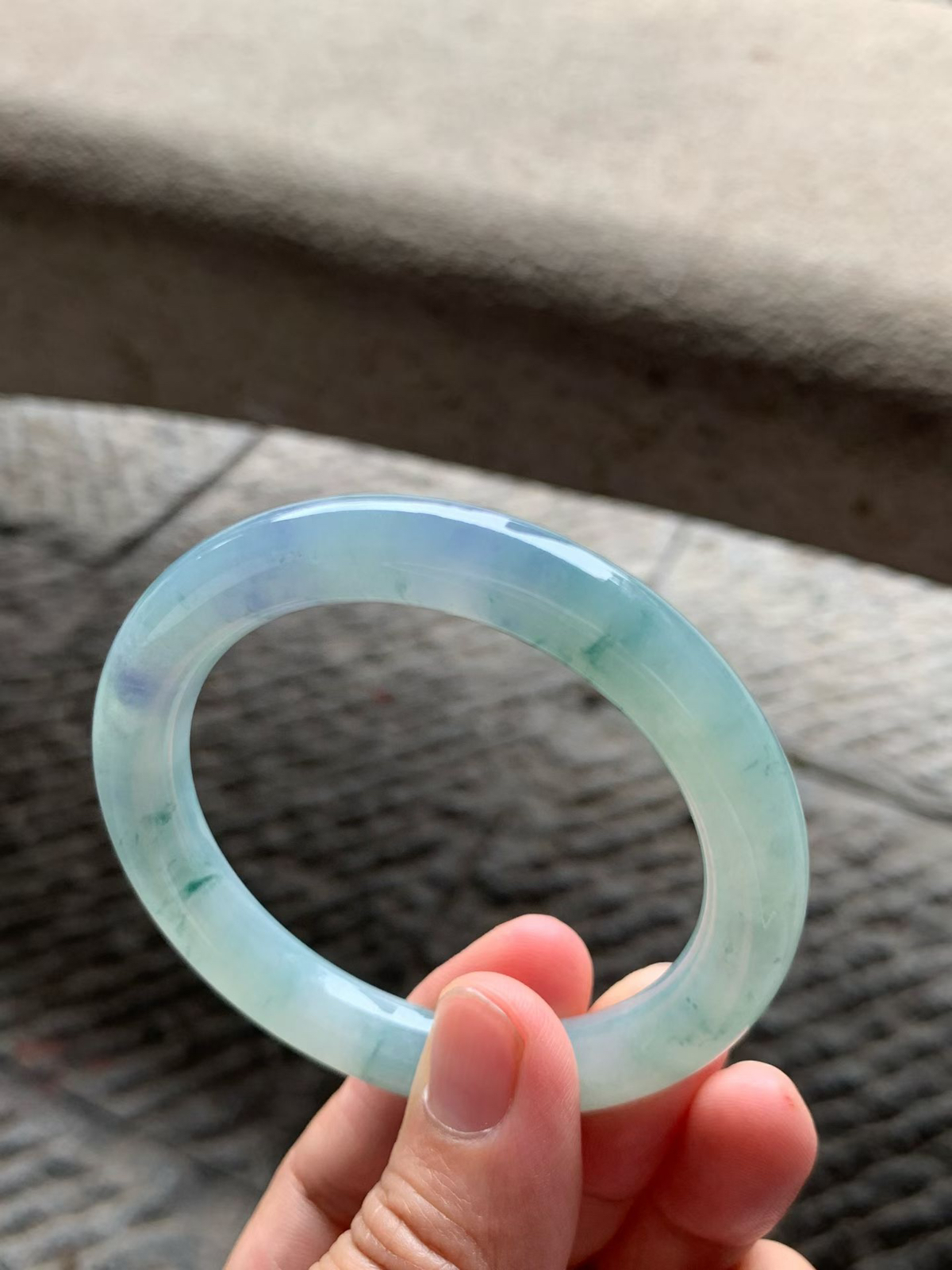 紫罗兰配花圆条手镯尺寸 52.8*9.5*9.5 种质细腻，水润光泽，紫调温婉，花色灵动！