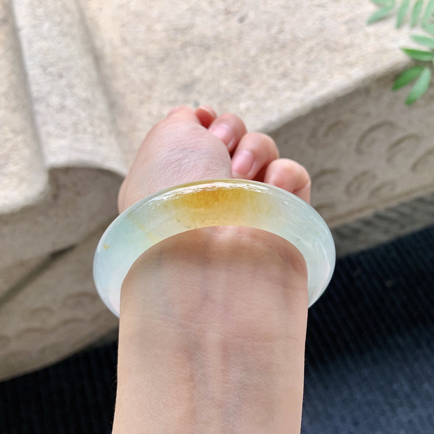 正圈51 52 【圈口】52.5/12/9.2 【编码】QX041113 【描述】冰飘黄翡，清透，水润，种老，细腻，无纹裂