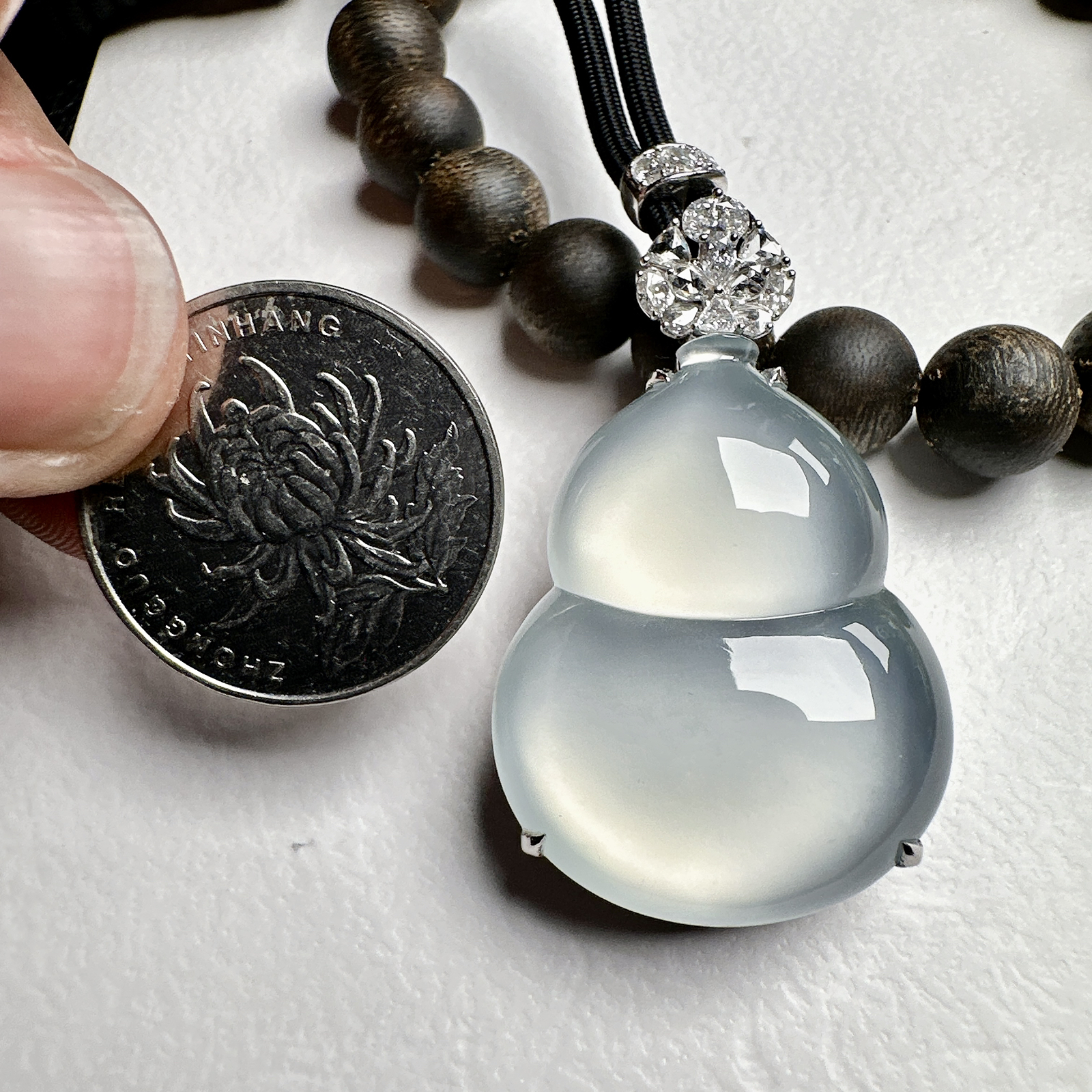 【玻璃种大葫芦吊坠】质地细腻清爽，荧光感强烈，荧光感强烈，饱满圆润，18K金钻镶嵌，裸石尺寸34.5*26.2*9.2毫米