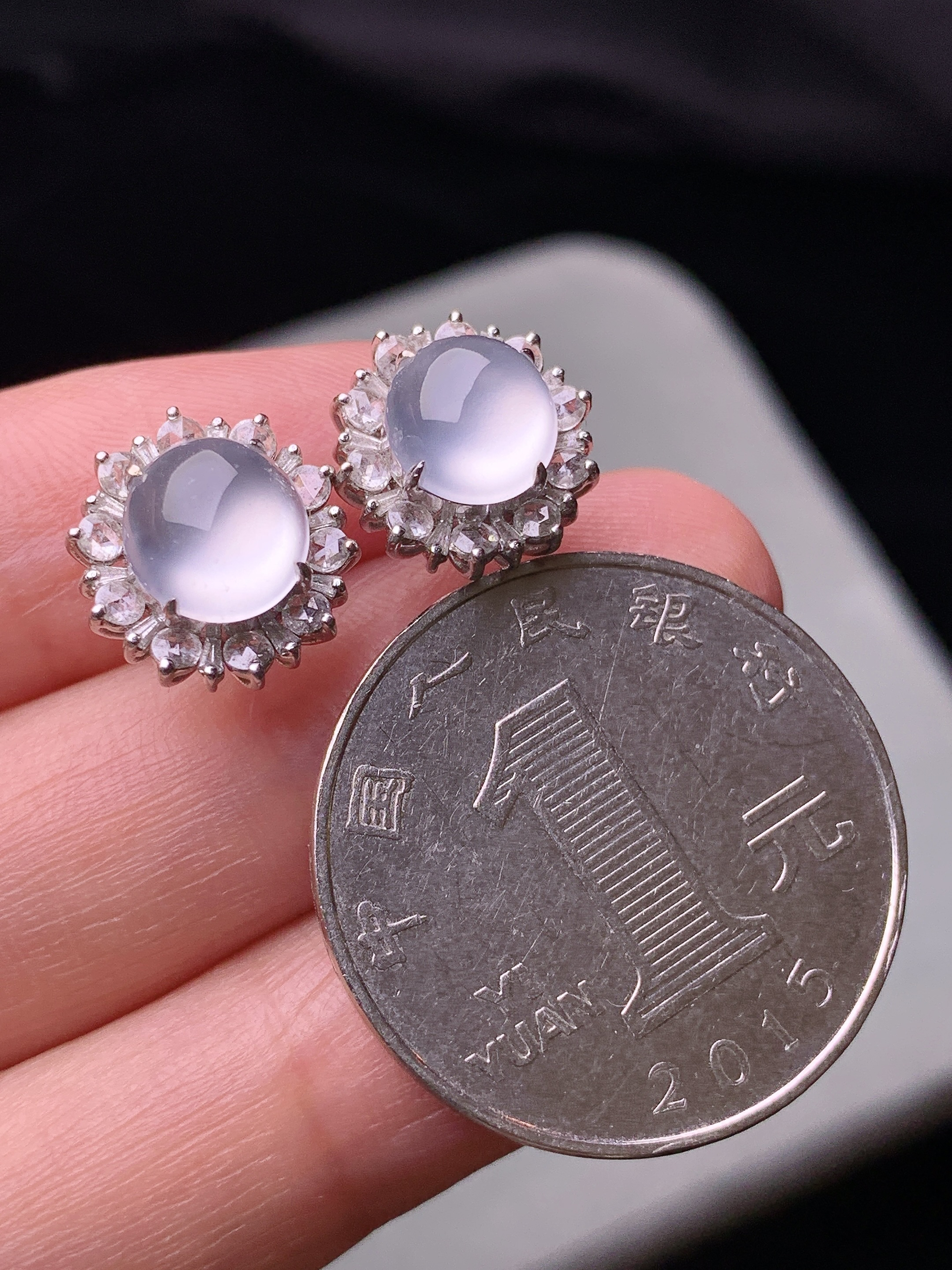 18k金钻镶嵌冰种蛋面耳钉 玉质细腻 色泽艳丽清新 水润亮眼 整体尺寸12.3*11.8*7.6x8