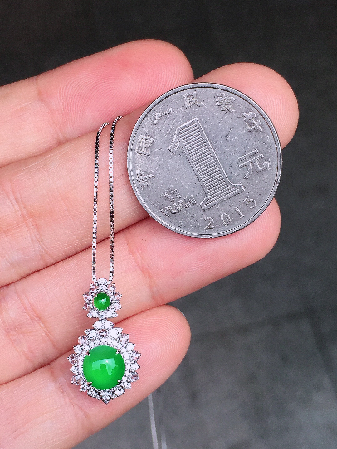 阳绿蛋面吊坠，色泽均匀艳丽，玉质细腻，荧光感超
强，饱满圆润，尽显优雅气质，18k
金豪华镶嵌