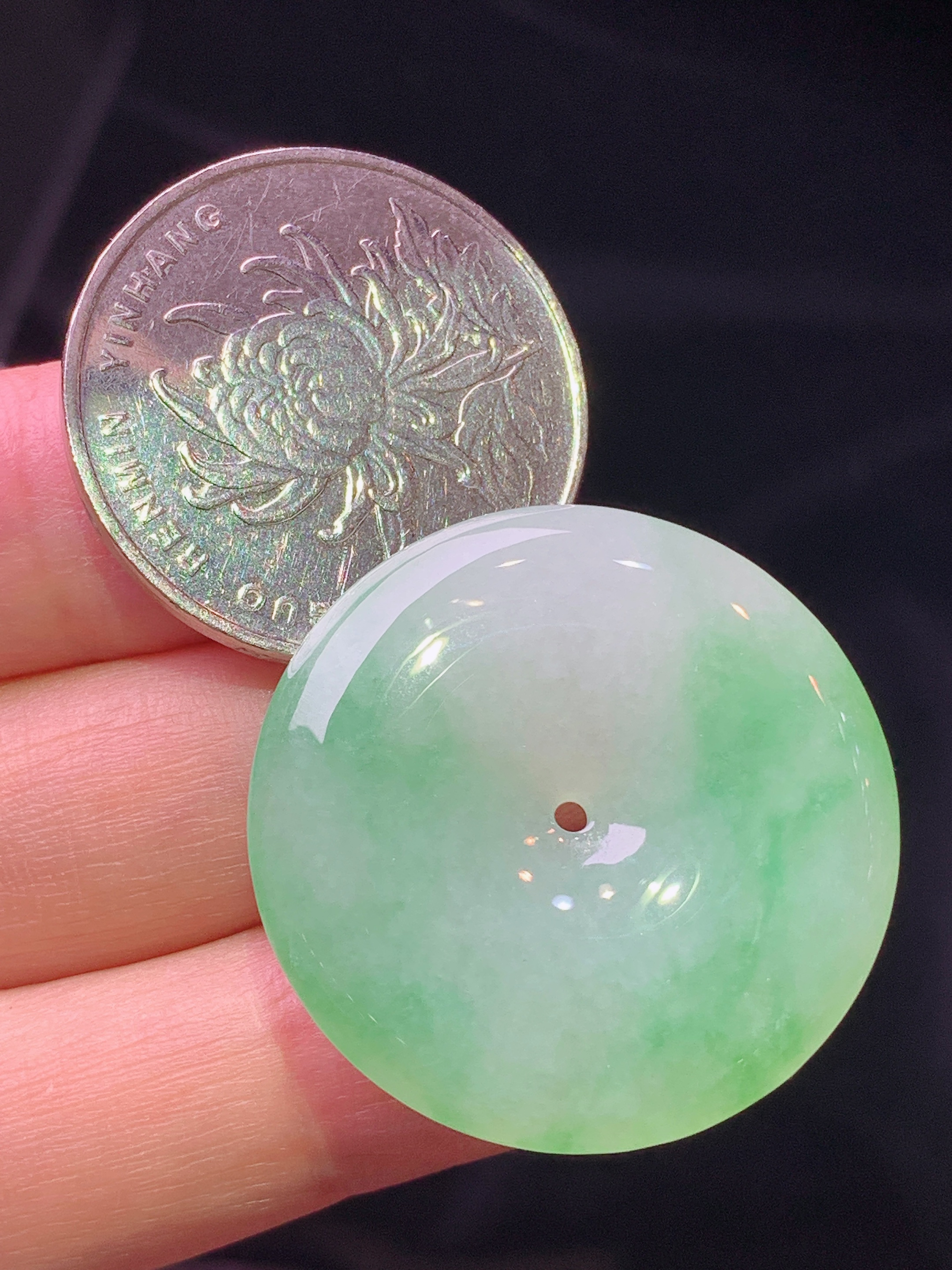 飘绿平安扣吊坠 玉质细腻 色泽艳丽清新 水润亮眼 整体尺寸29*5.5x1