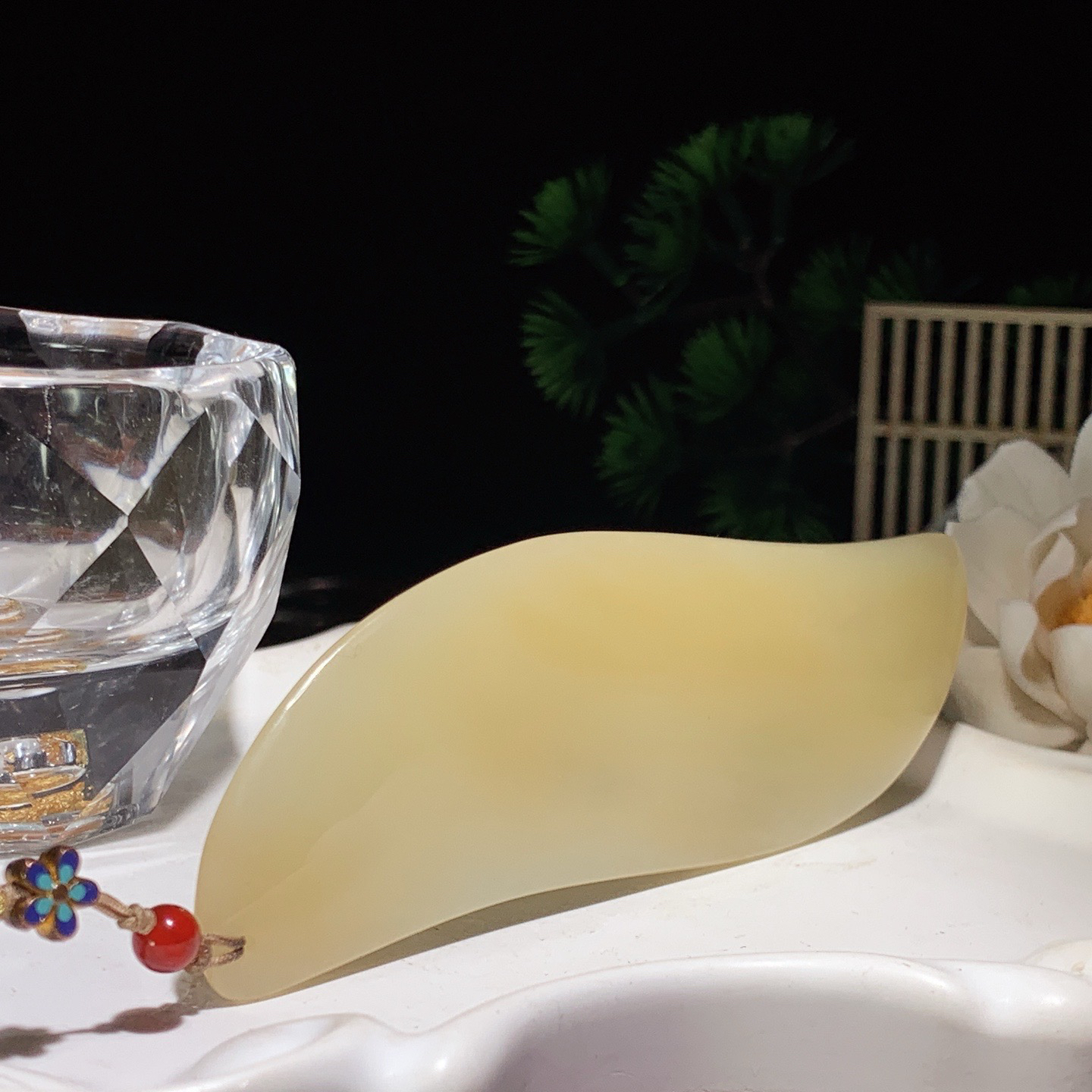 新疆且末糖刮痧板挂件。尺寸101/32/7重44.3克。玉质细腻油润。手推出油。佩戴高端典雅。lt2