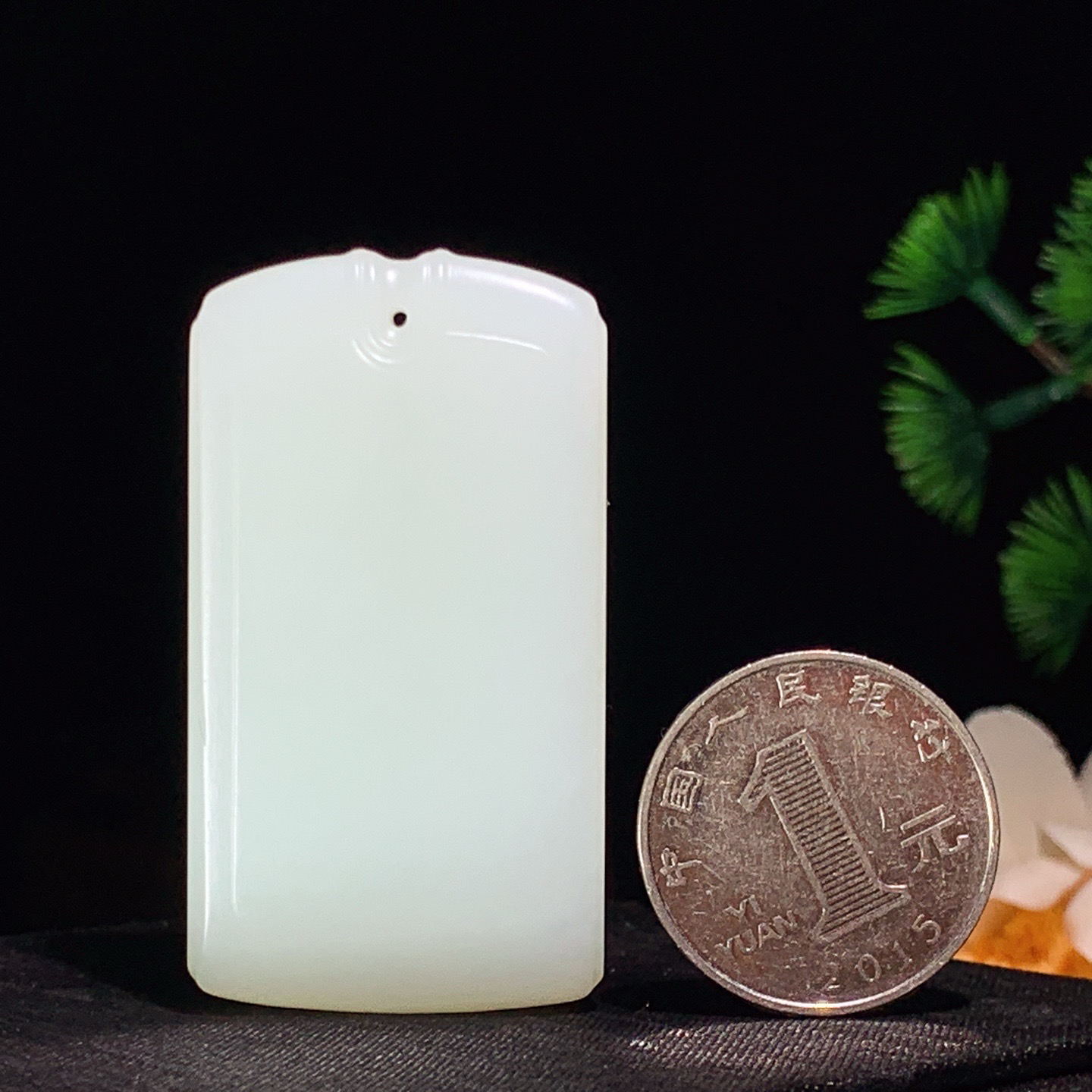 新疆和田玉白玉平安无事牌挂件 尺寸53/28/9重36克 玉质细腻油润 底色纯净 脂粉好，品质好。lt260410