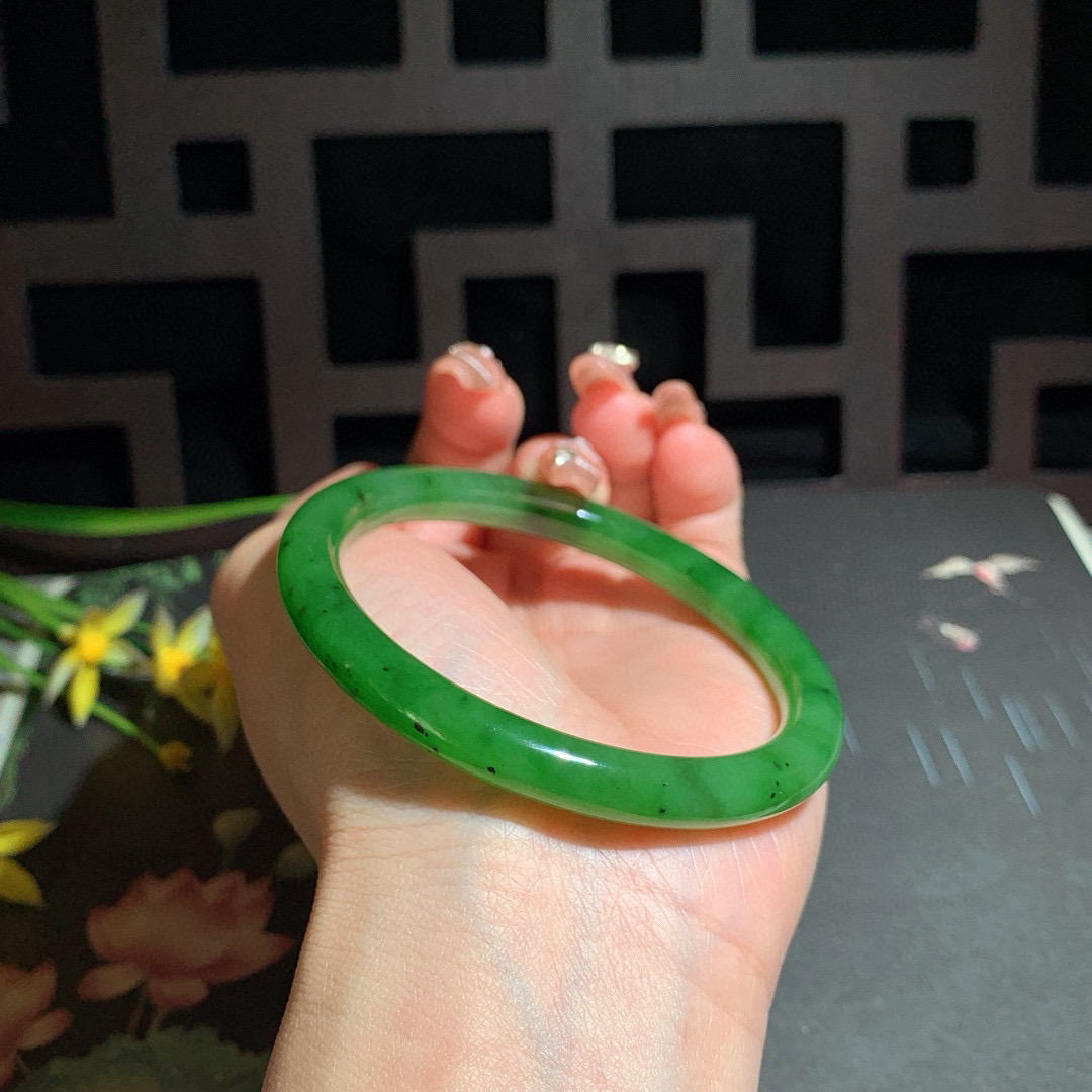 和田玉59圈口阳绿色圆条碧玉手镯！玉质细腻油润 底色纯净 无裂无棉 脂粉好，品质高。