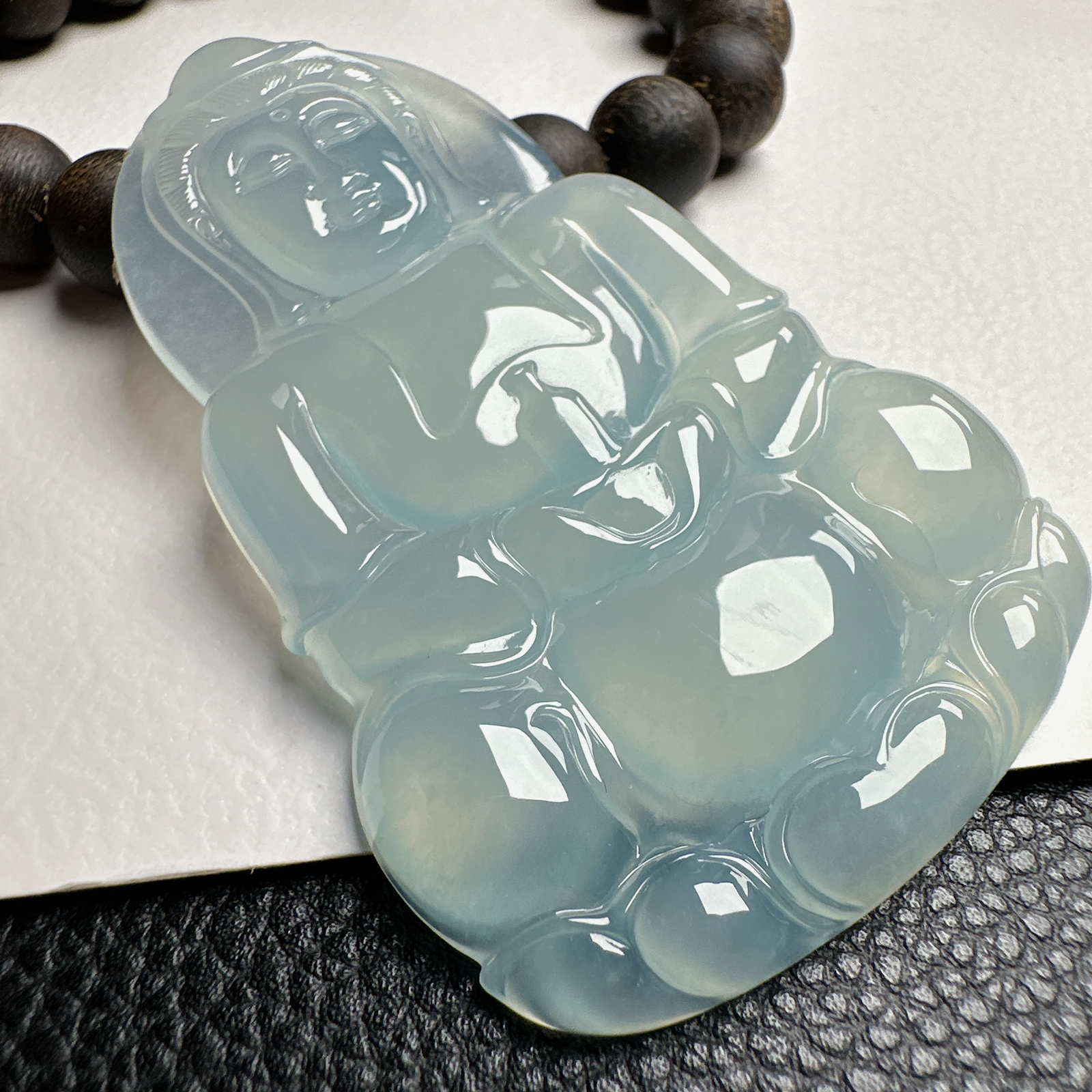 【冰种正装观音】蓝底色泽，质地细腻，通透度上佳，冰感十足，适合佩戴