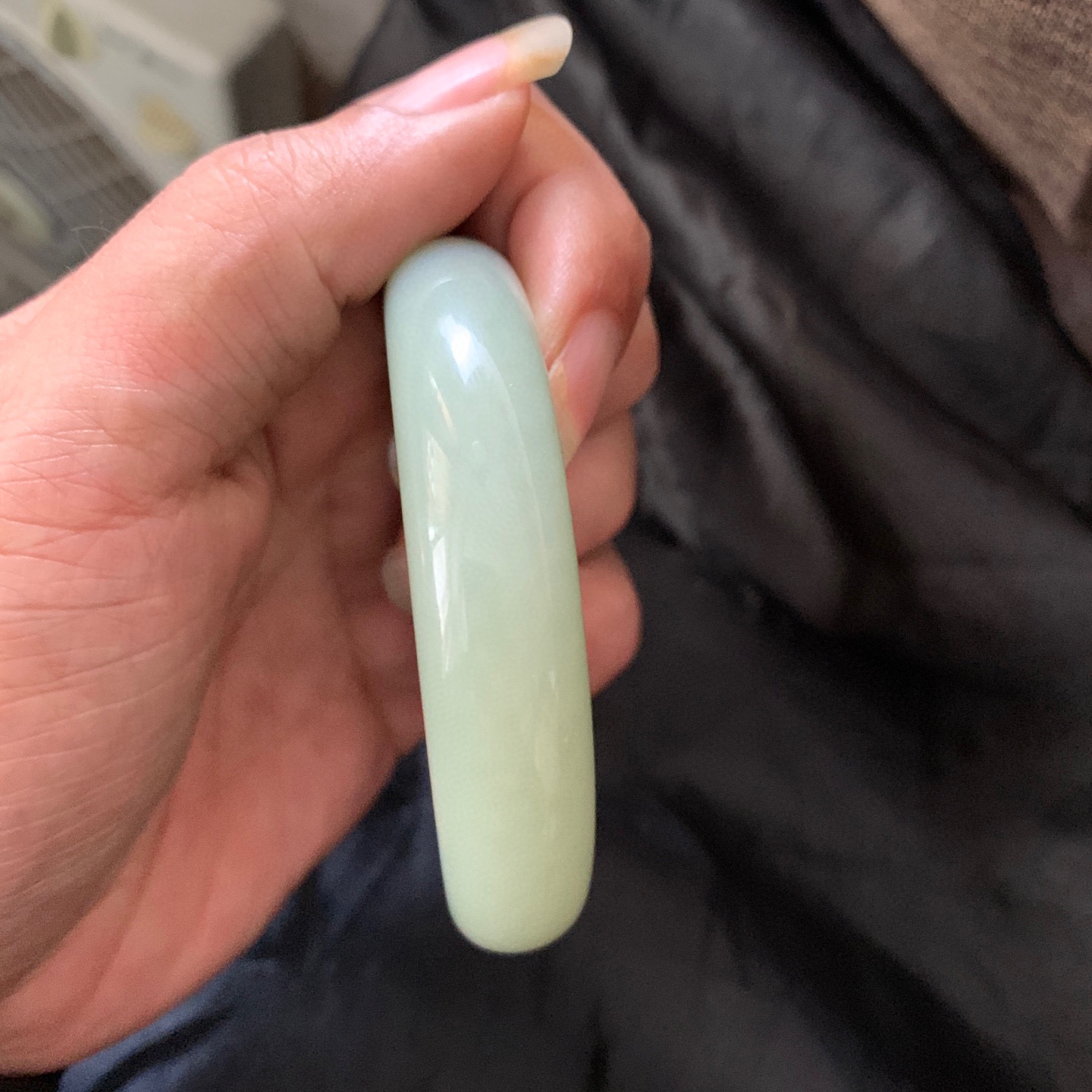 55.5圈口和田玉且末蓝手镯，和田玉55.5圈口手镯，镯型古朴典雅。在诗情画意的雨巷相遇，你是我腕间的一抹风情，有你眸有深情.清风荡漾湖间静水，我愿俯身低眉，在烟波涟漪处