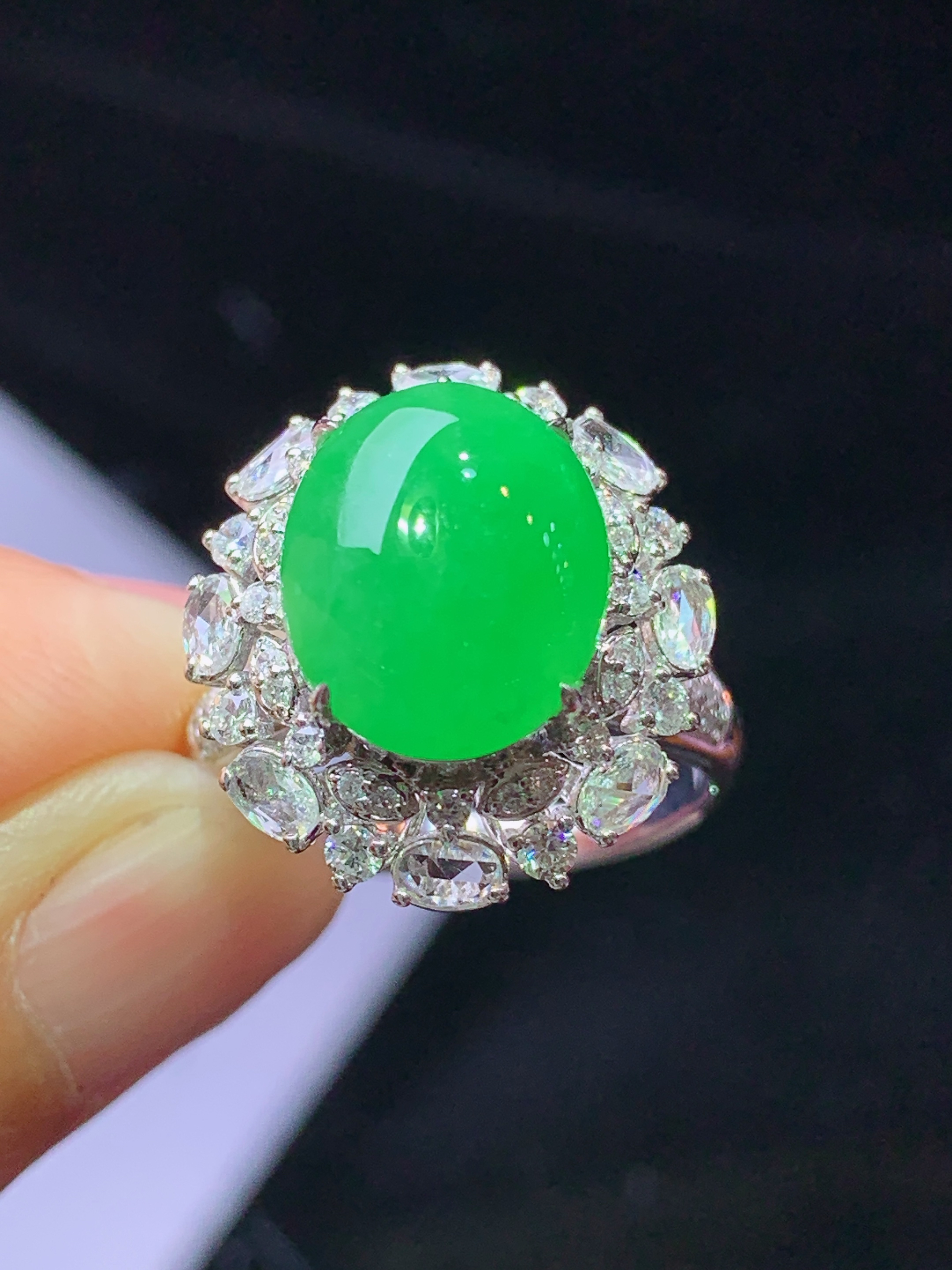 18k金钻镶嵌满绿蛋面戒指 玉质细腻 色泽艳丽清新 水润亮眼 圈口14.5 整体尺寸18.3*16.8*13.2k1