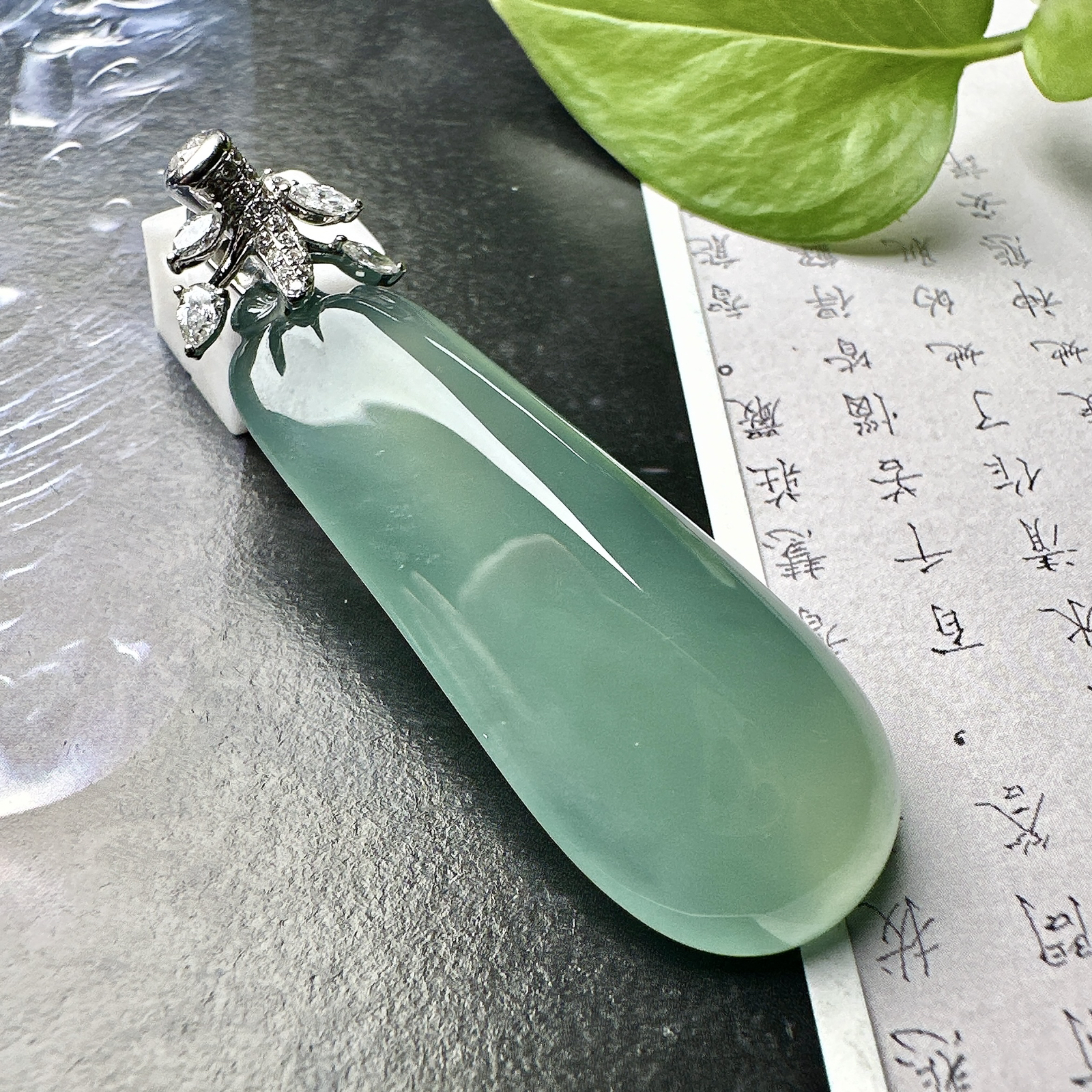 【冰种晴蓝福瓜】质地冰润细腻，种老起光，收藏品质，18K金钻镶嵌，裸石尺寸47*19.1*9.4毫米