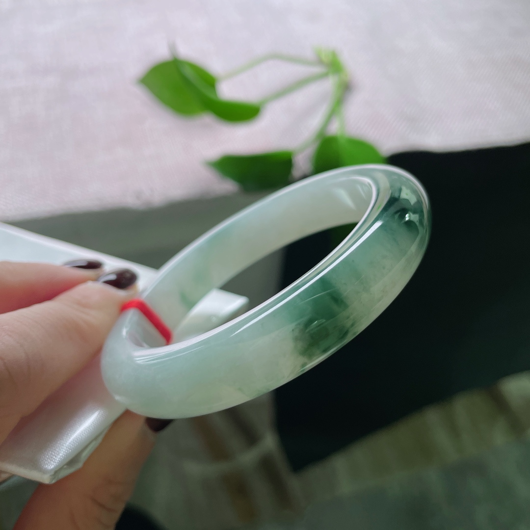 54.8/12/8.3，飘花正圈，水头好，质地莹润细腻，腕间生花。种老，竖纹，ss49724a