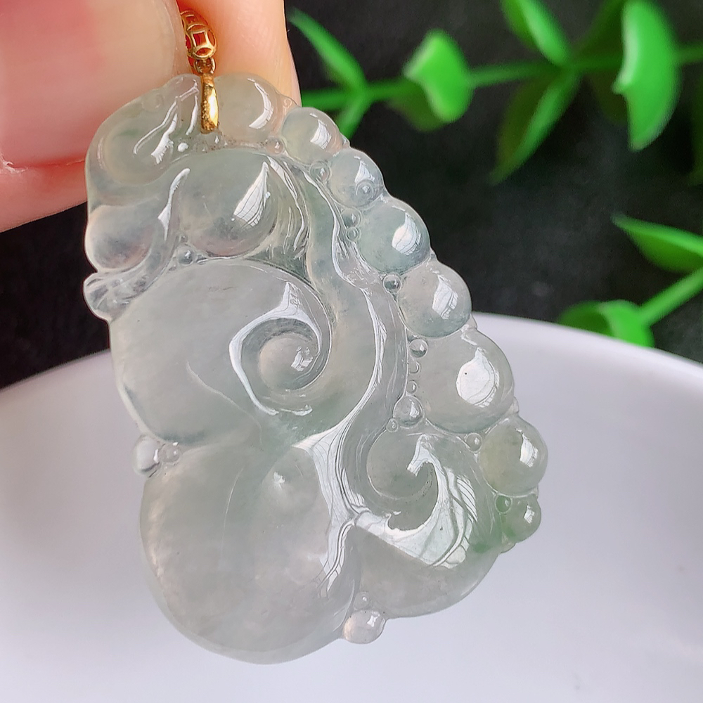 18k金扣冰润飘花吉祥如意翡翠吊坠  寓意“万事如意，吉祥如意,福寿绵长 心想事成”饱满大气，通透水润  W141.8 尺寸：38.5-27.8-4.8mm